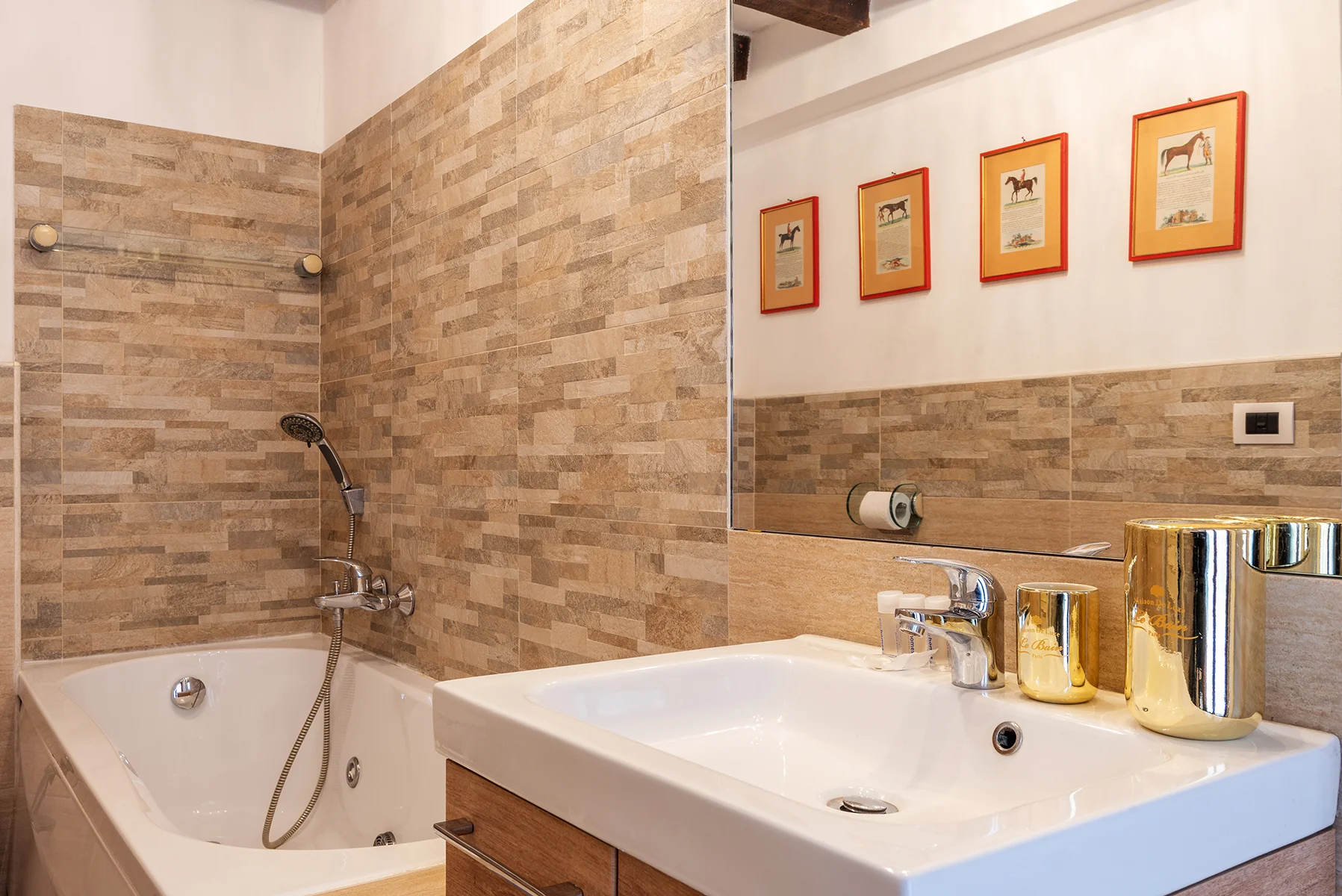 Bagno moderno con vasca bianca