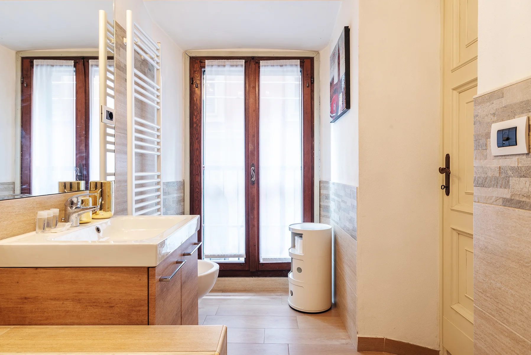 Bagno moderno con vasca bianca