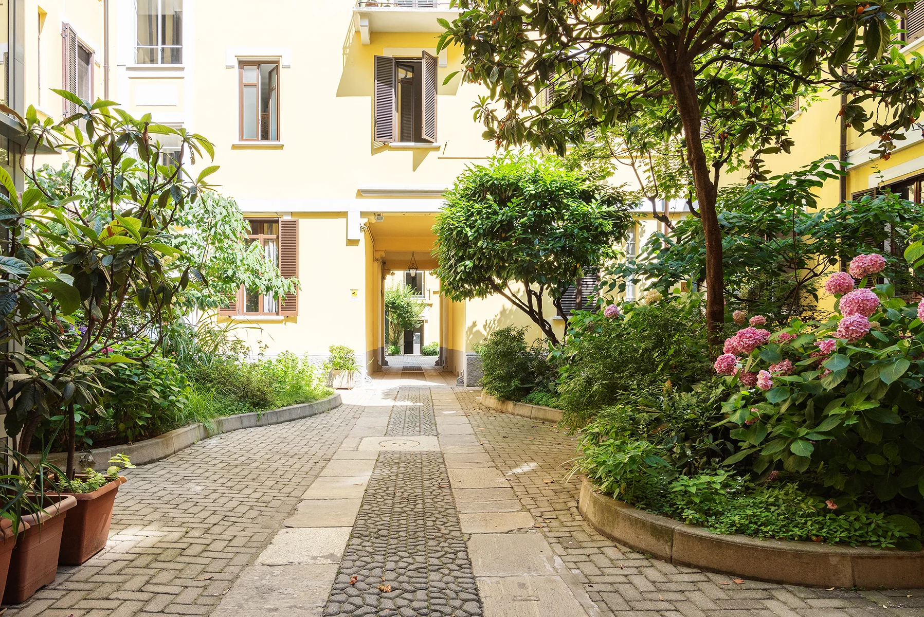 Vista esterna palazzo elegante zona Brera Milano