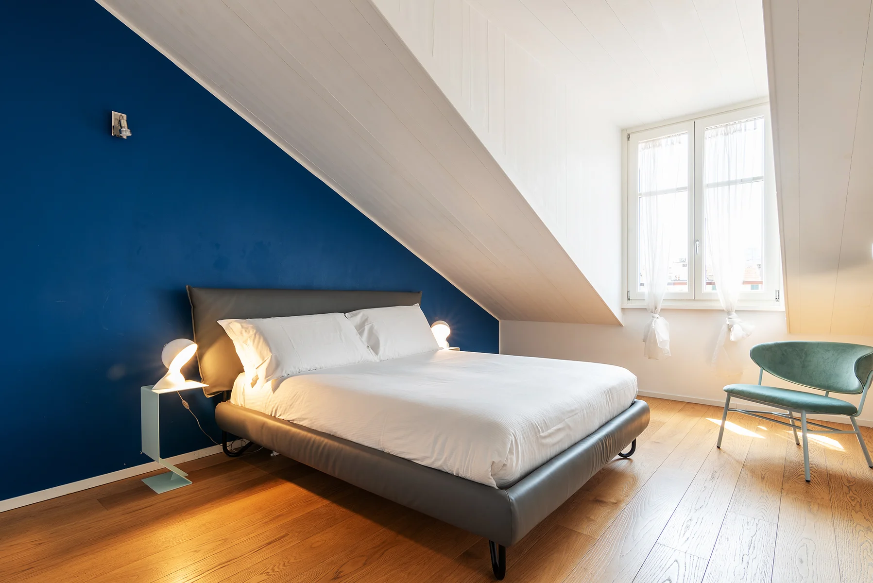 Camera da letto matrimoniale con parete blu Brera Luxury Suites