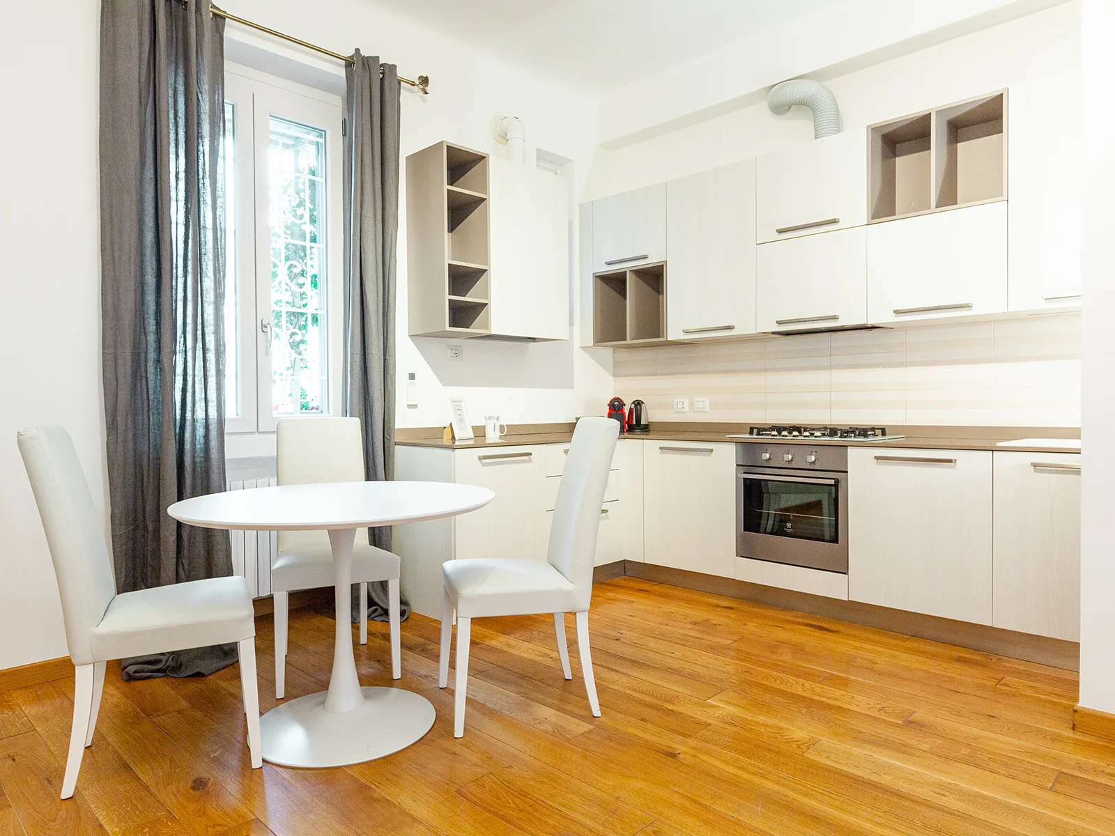Cucina moderna bianca con piano cottura e forno