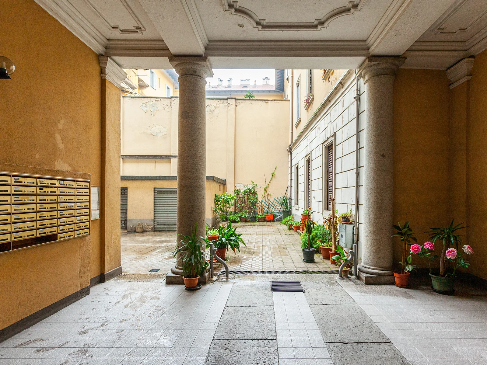 Vista esterna cortile palazzo storico