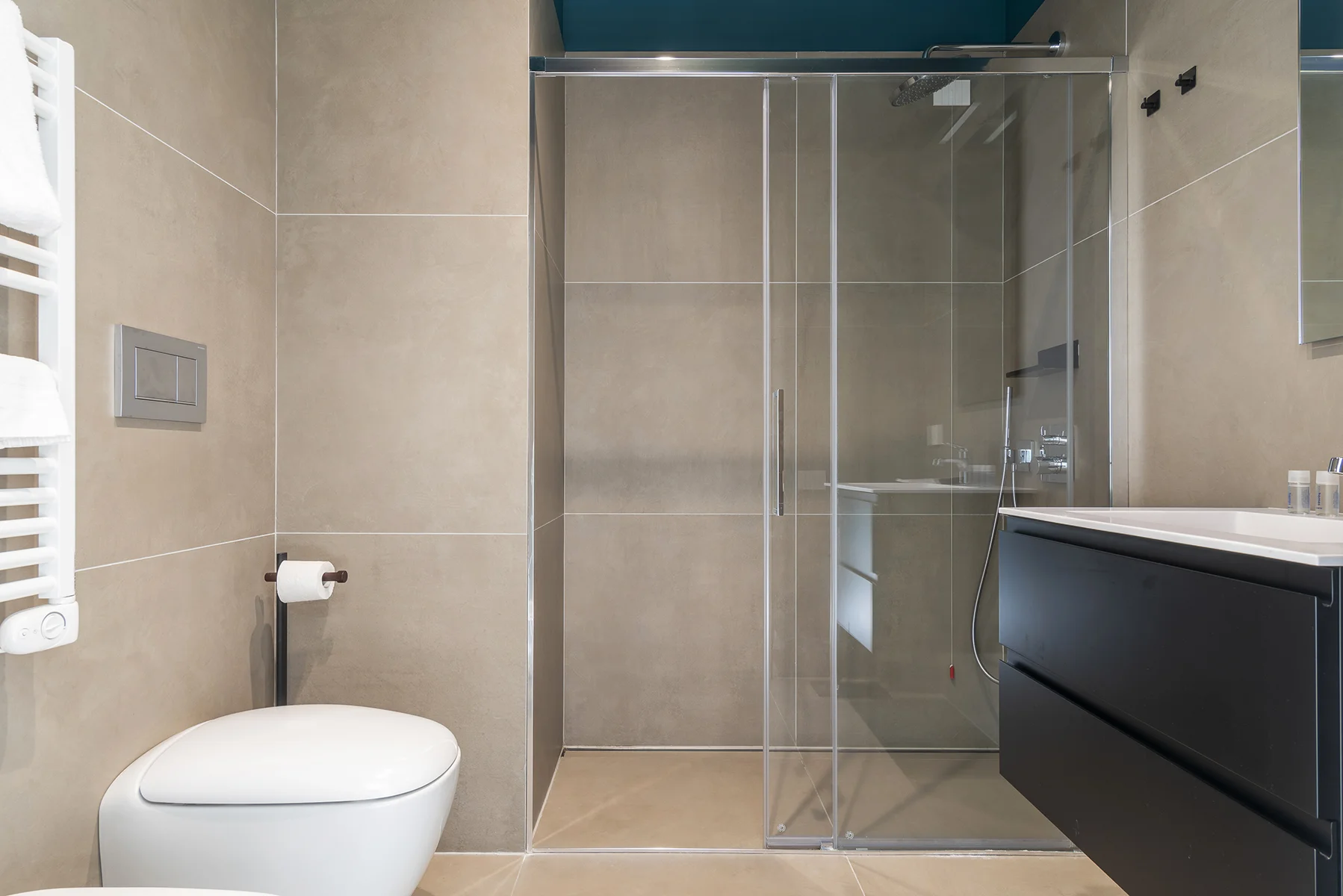 Bagno privato con doccia walk-in e finiture contemporanee