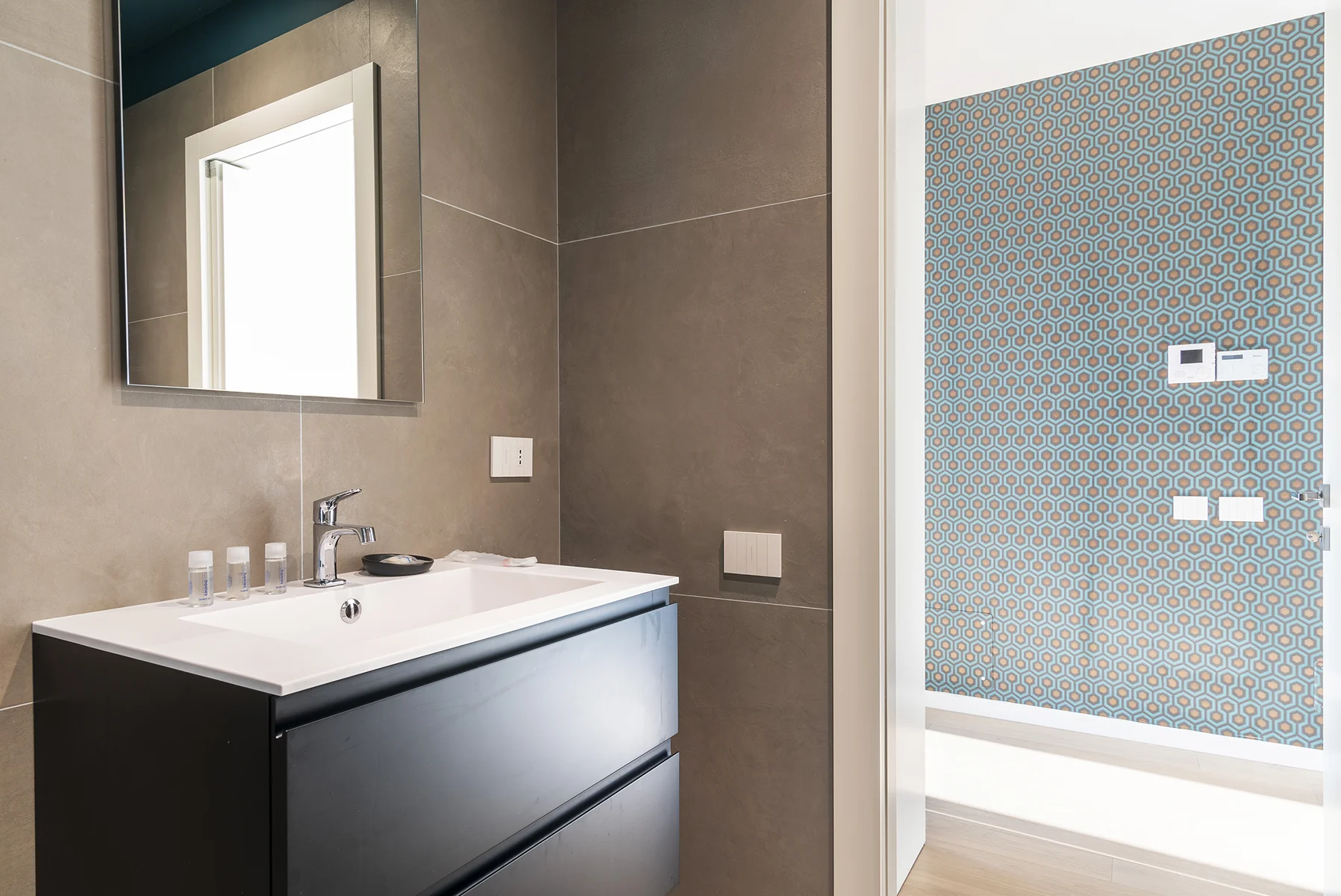 Bagno privato con doccia walk-in e finiture contemporanee