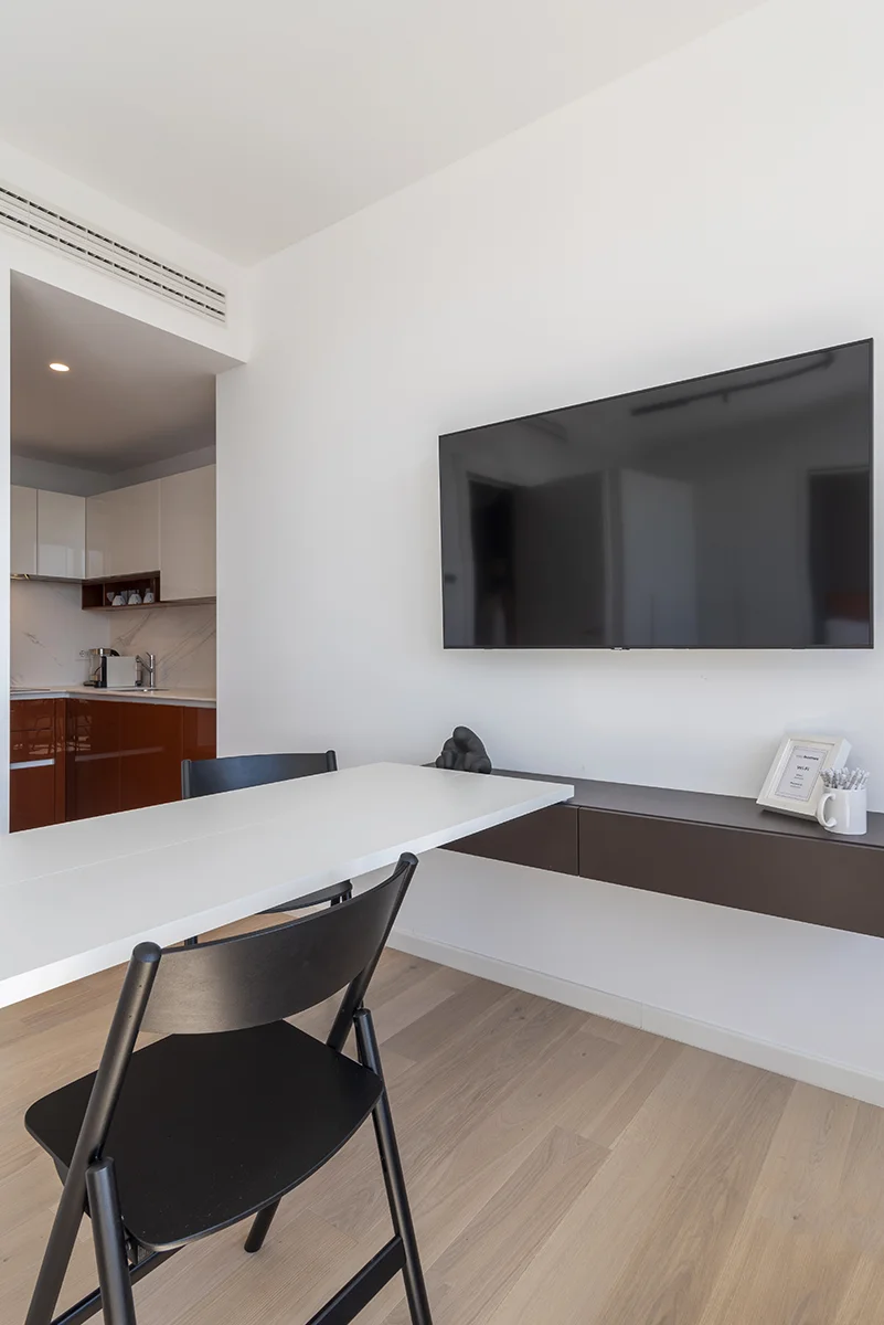 Smart TV montata a parete e scrivania funzionale