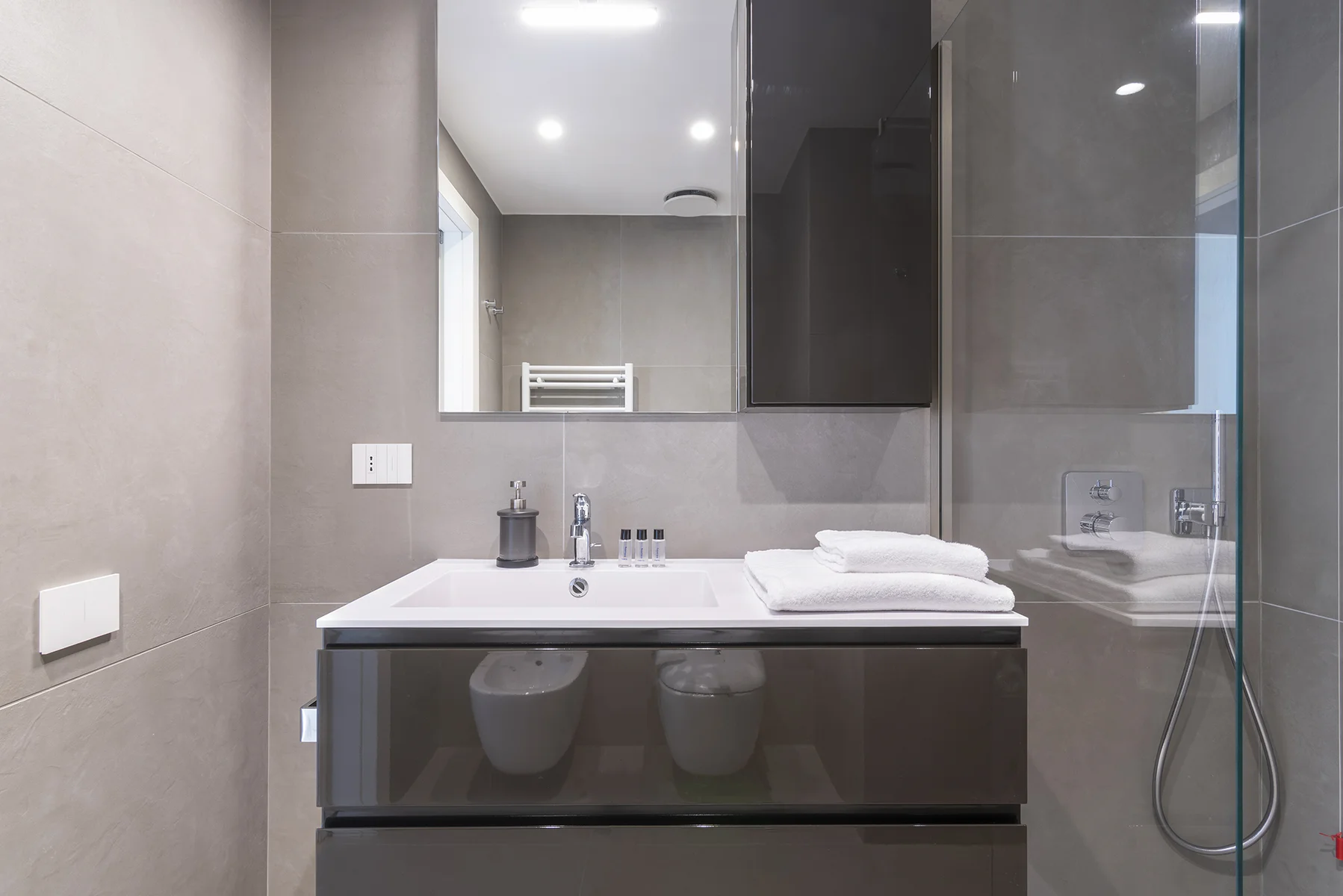 Bagno privato con doccia e finiture contemporanee