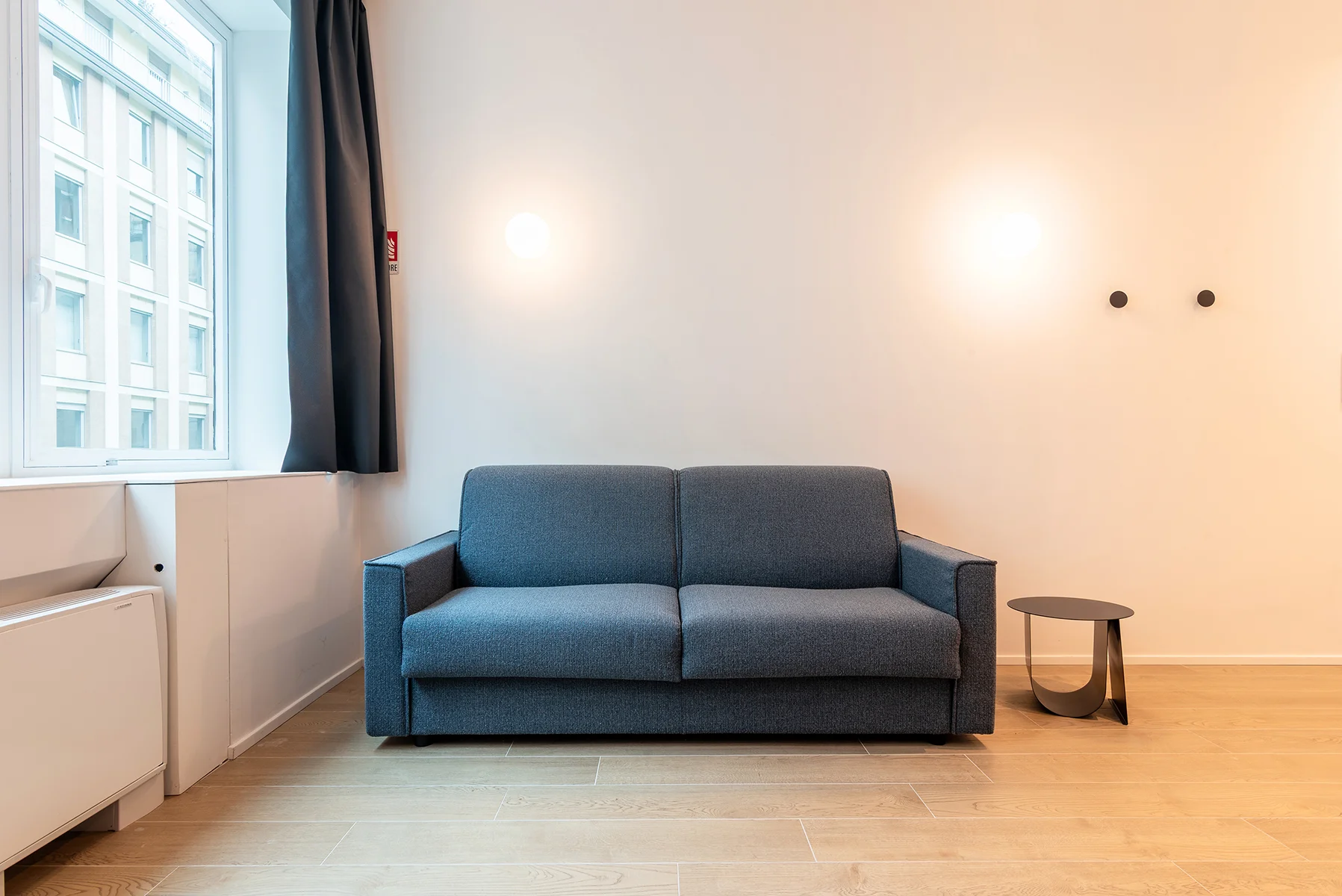 Divano letto blu nel soggiorno open space