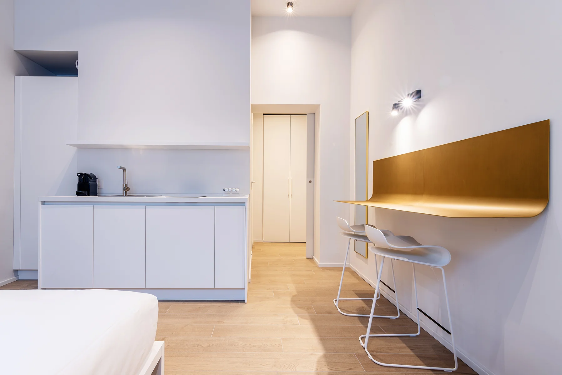 Angolo cottura con piano lavoro e sedie design