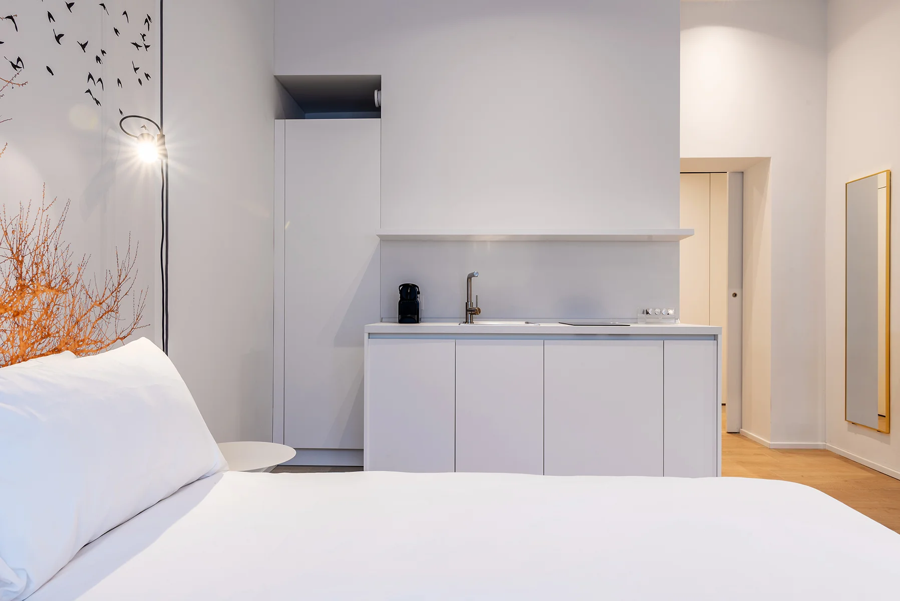 Cucina bianca attrezzata con elettrodomestici moderni