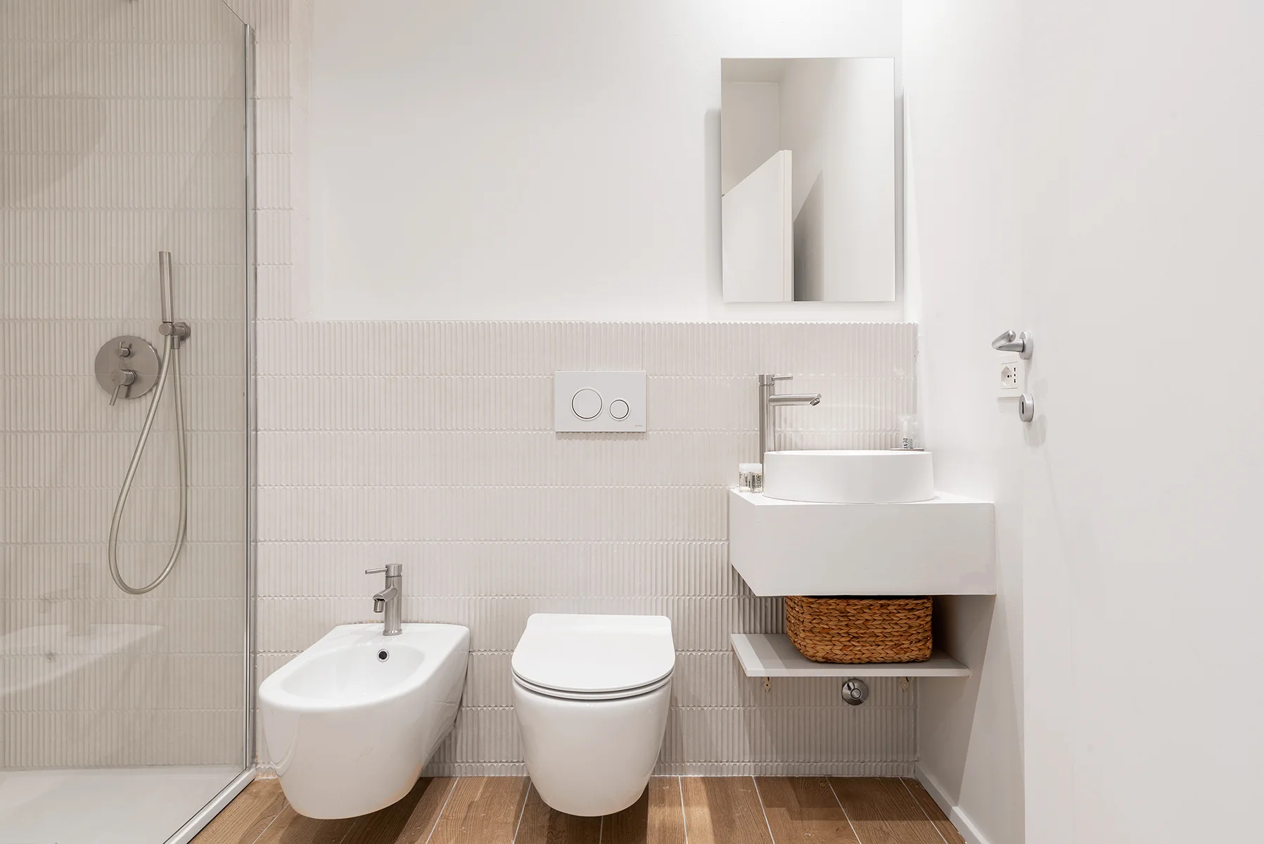 Doccia bagno privato con piastrelle chiare moderne