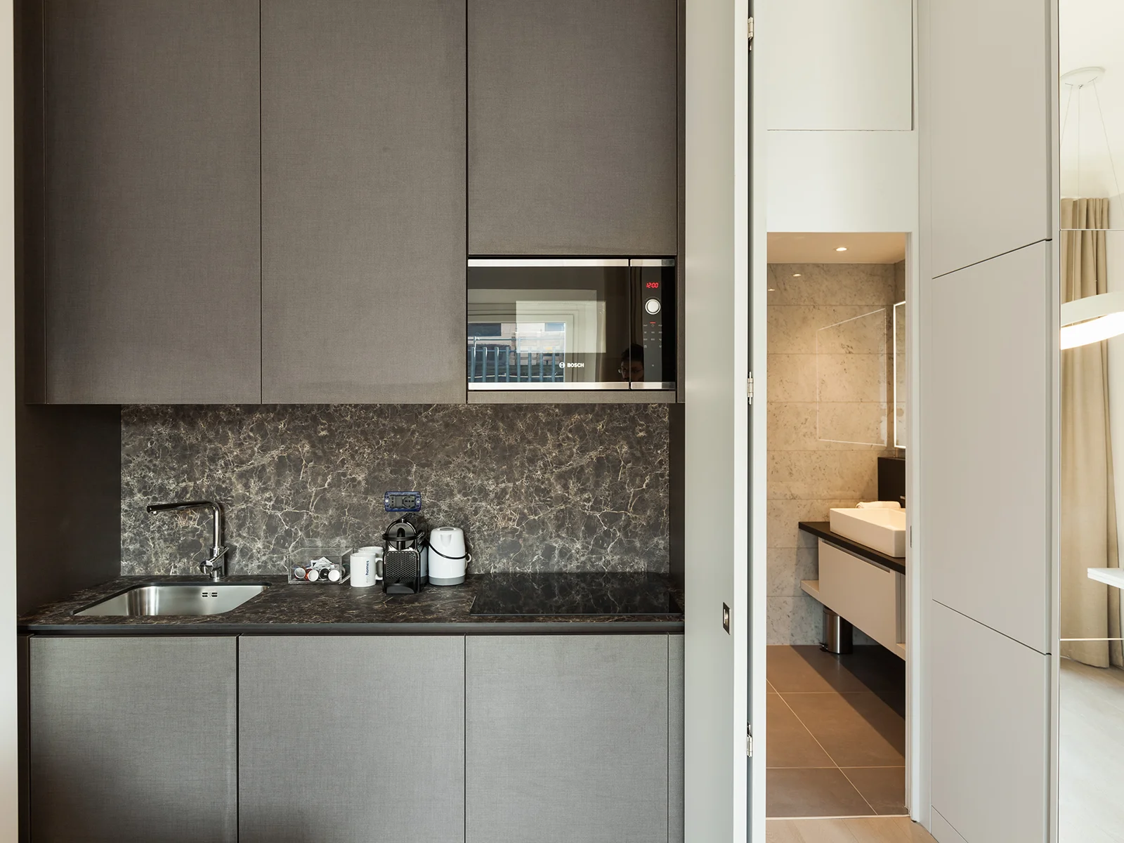 Cucina attrezzata Duomo Suites Mono con elettrodomestici e macchina Nespresso appartamento Milano