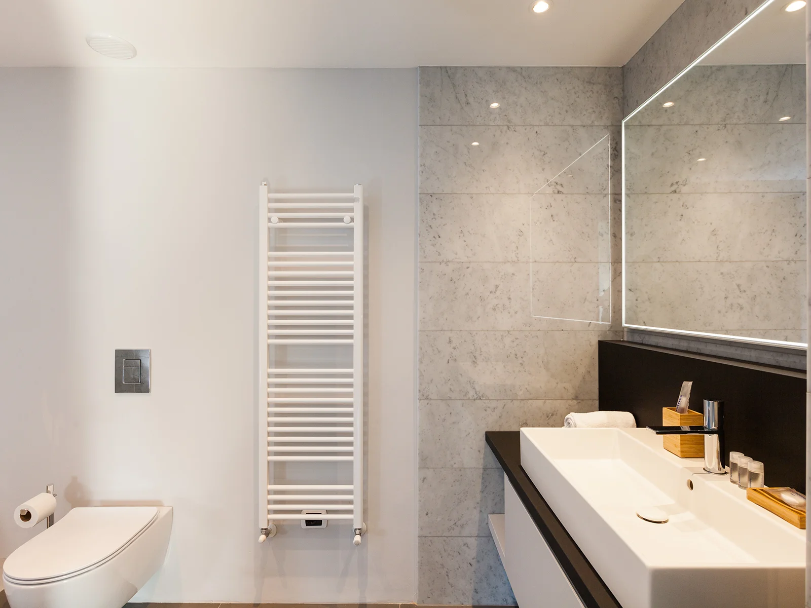 Bagno moderno Duomo Suites Mono con box doccia e finiture di pregio Via Chiaravalle Milano