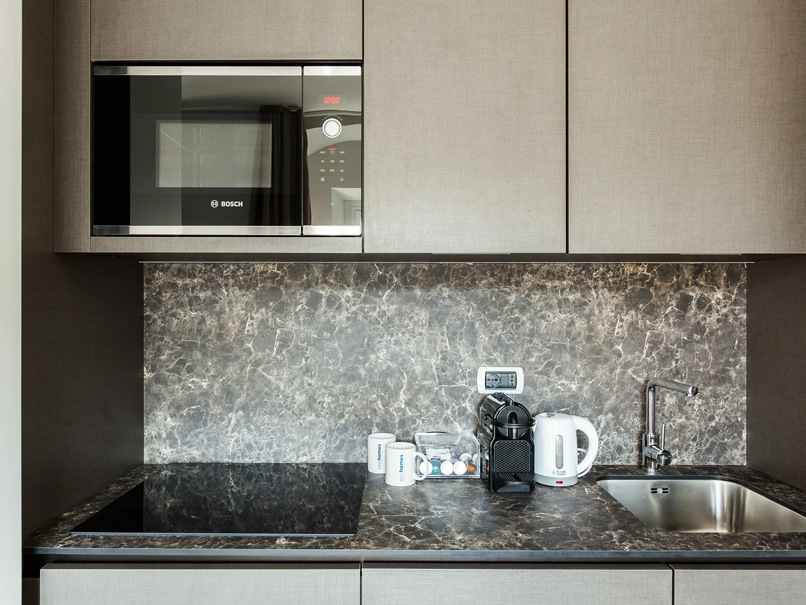 Angolo cottura Duomo Suites Mono completamente attrezzato per affitti brevi Milano Duomo