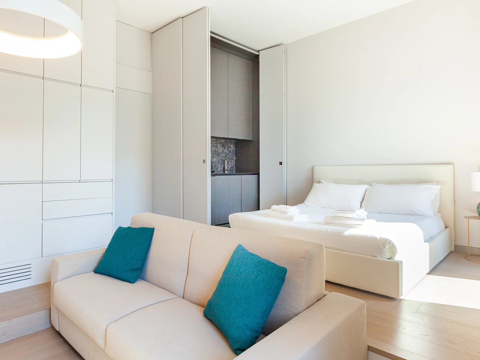 Duomo Suites Mono - Open space luminoso con zona living e divano design Milano