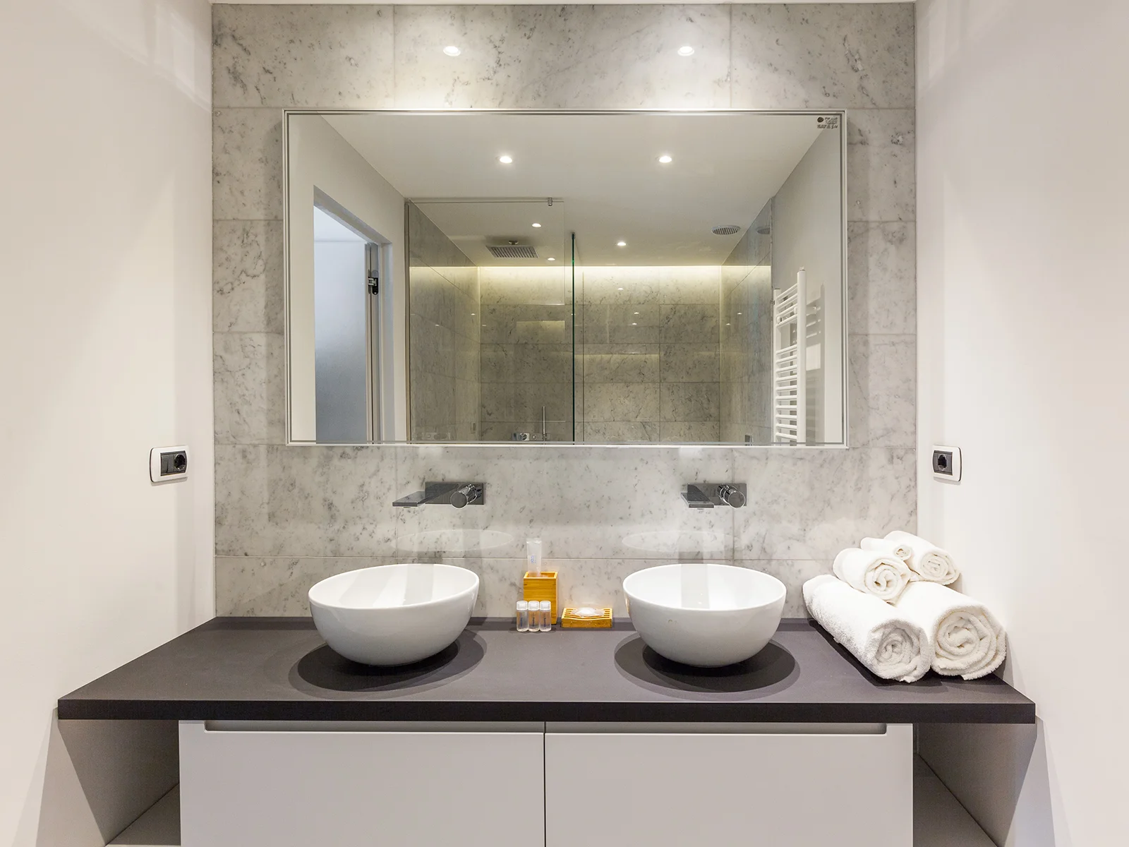 Dettaglio bagno Duomo Suites Mono con doppio lavabo e set di cortesia
