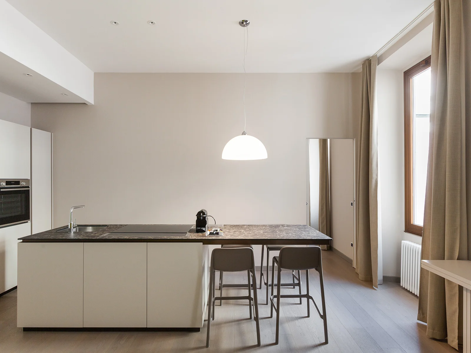 Cucina con isola in marmo Duomo Suites Trilo appartamento lusso Milano