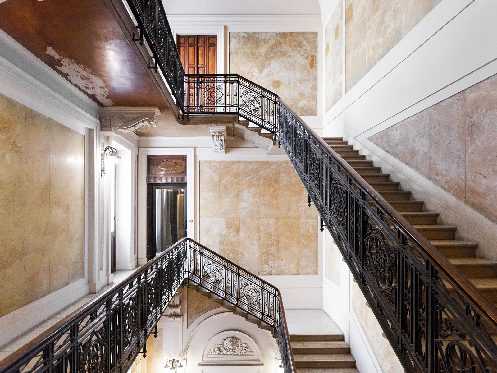 Ingresso elegante e scala interna del palazzo Duomo Suites Milano