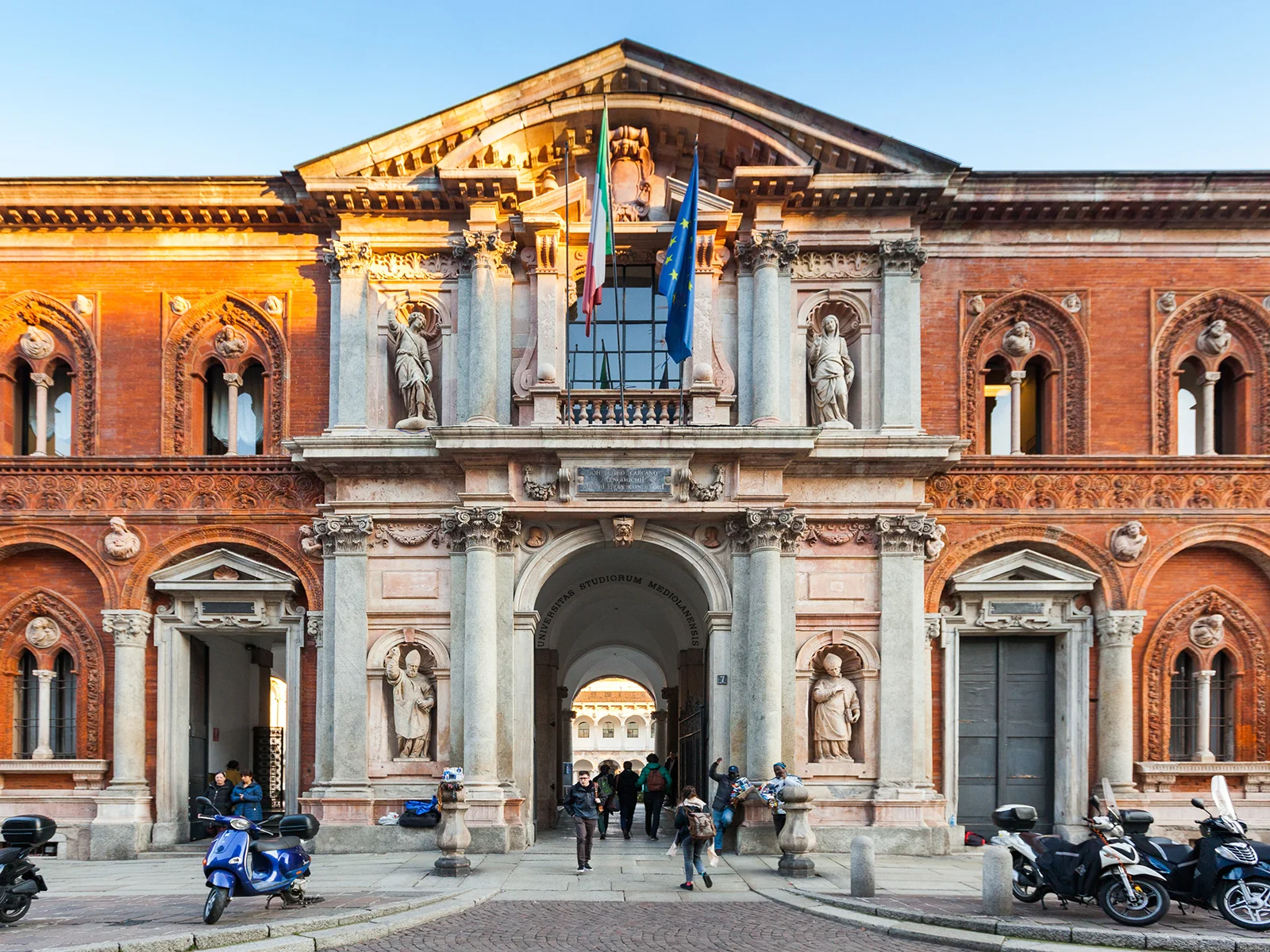Dintorni Duomo Suites Mono - Palazzo Reale e zona pedonale