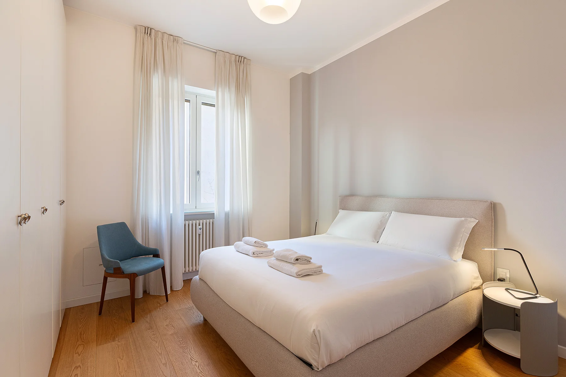 Camera da letto matrimoniale con armadi bianchi Erculea