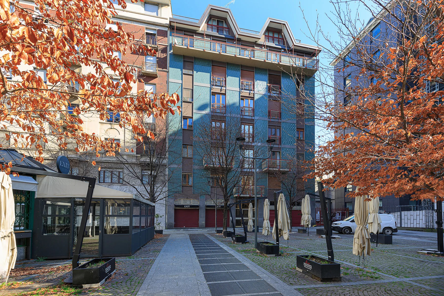 Vista esterna edificio Piazza Erculea Milano