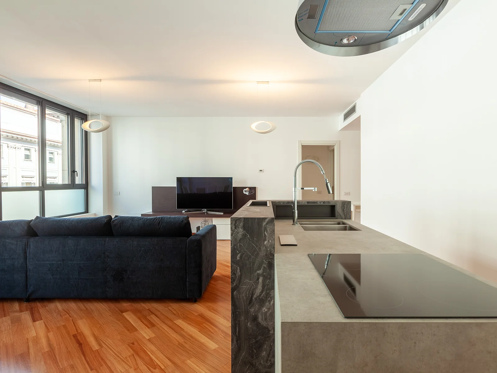 Cucina moderna con isola in marmo scuro e piano cottura