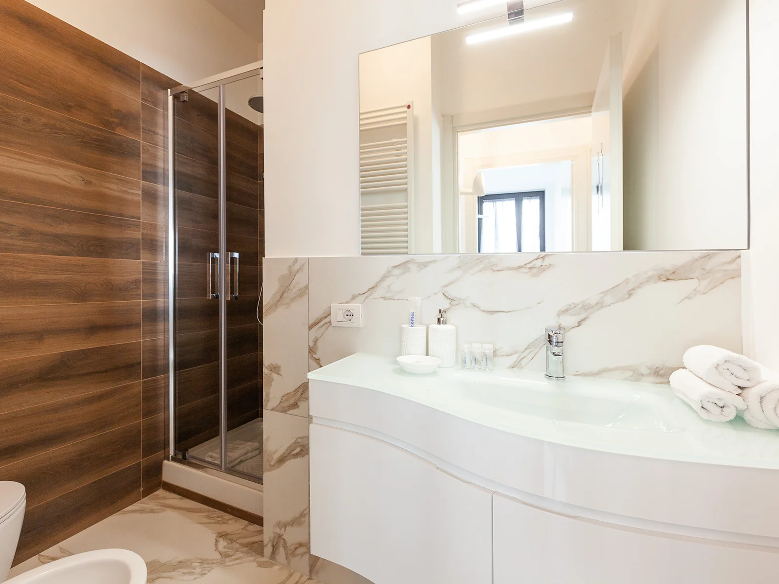 Bagno moderno con doccia e rivestimento in legno