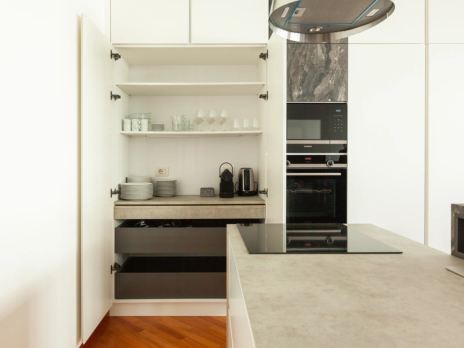 Cucina moderna con isola in marmo scuro e piano cottura