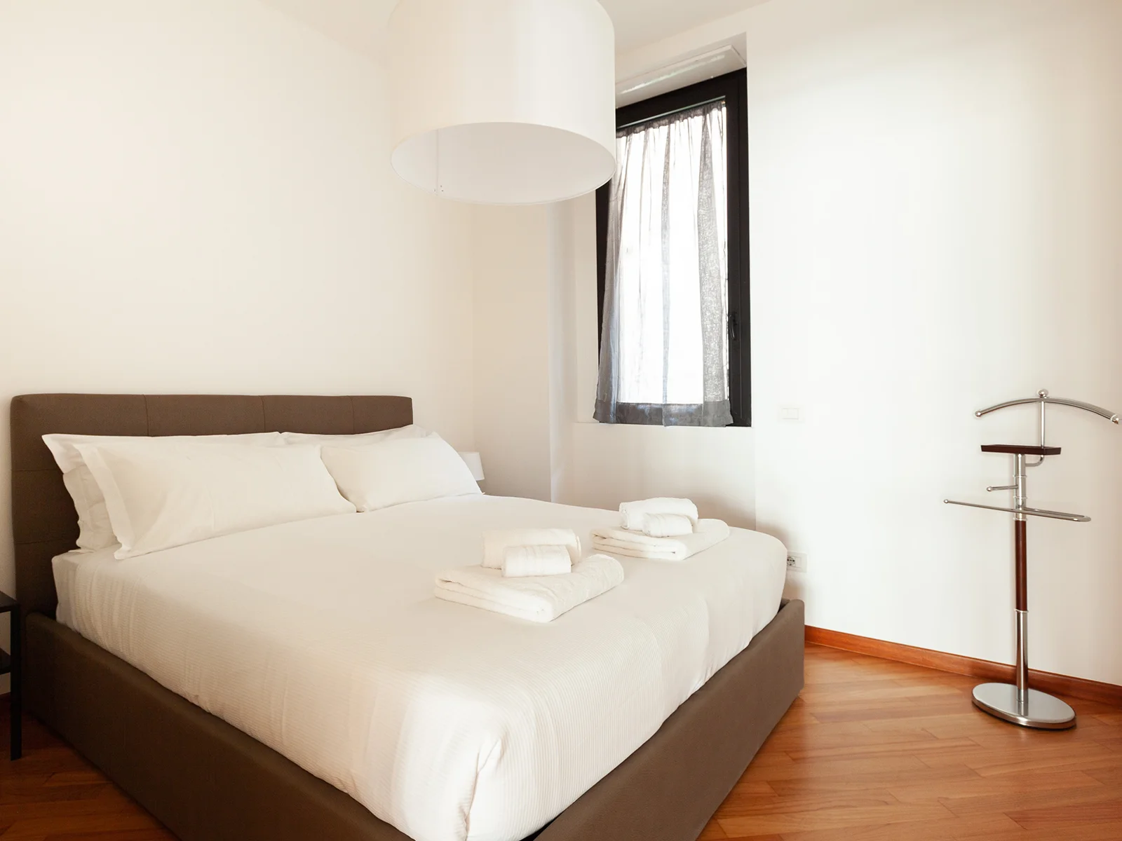 Seconda camera da letto con armadi a muro