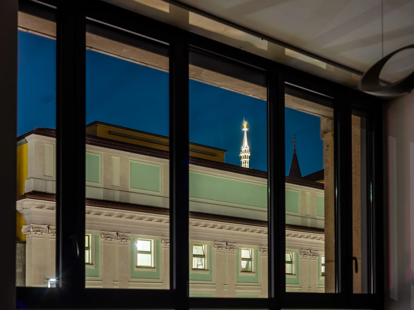 Vista notturna della Madonnina del Duomo dalla finestra