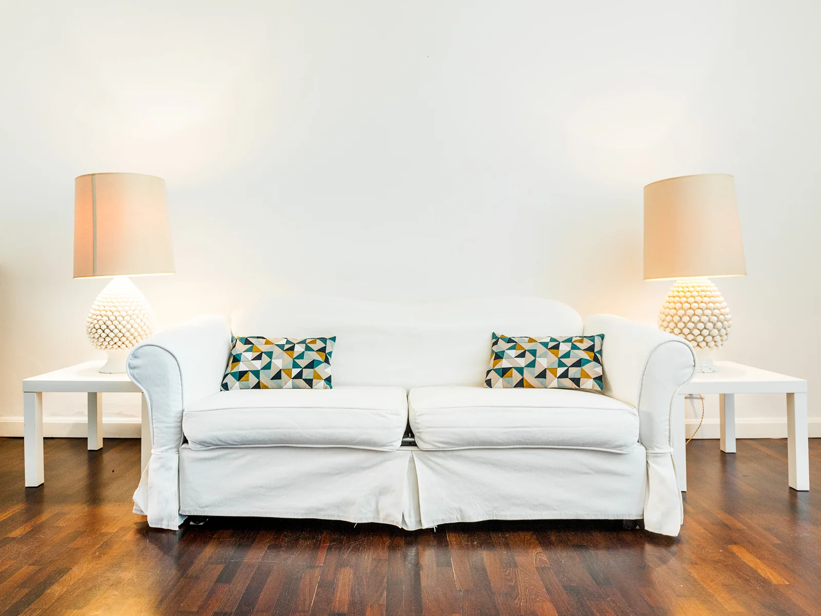 Soggiorno luminoso Majno apartment con poltrone blu velvet e divano bianco