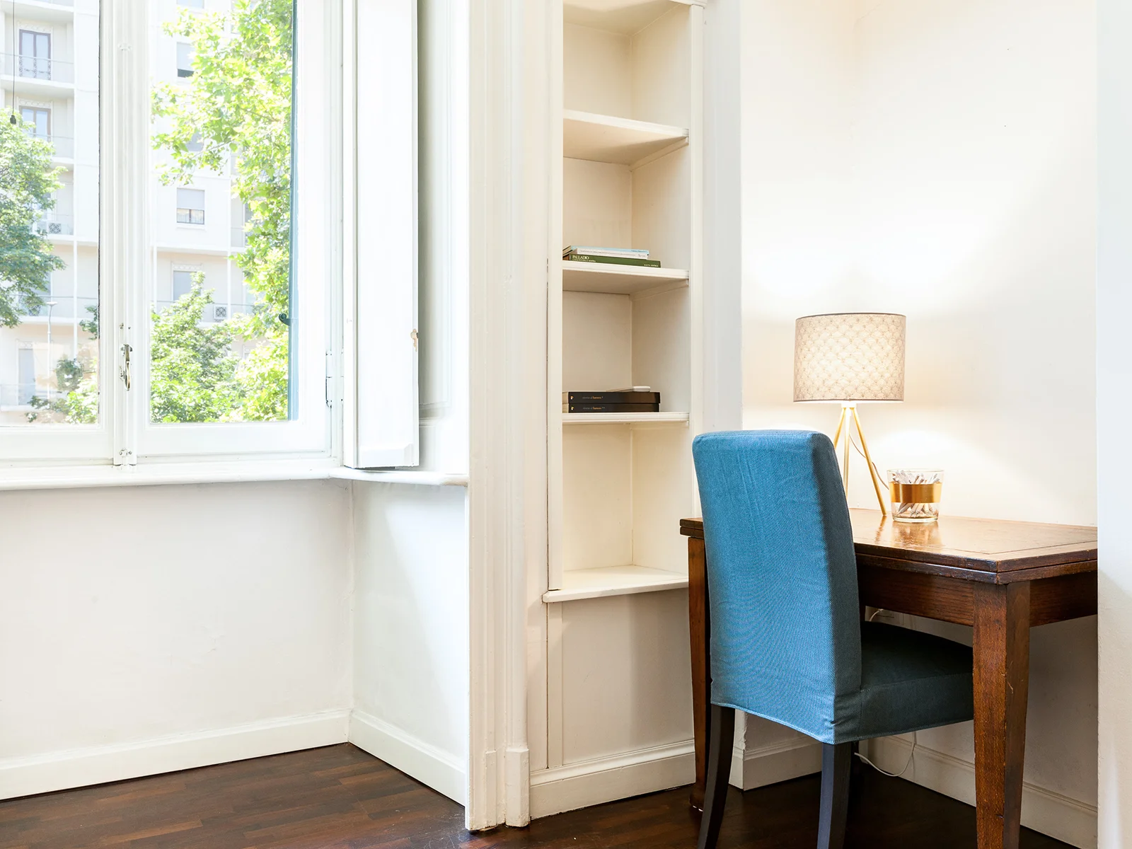 Interni eleganti appartamento Viale Majno Milano con parquet