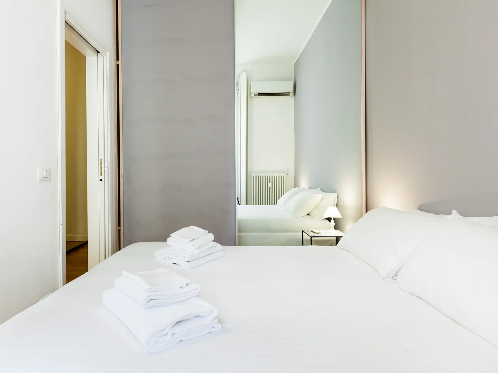 Camera da letto matrimoniale con arredi design Milano
