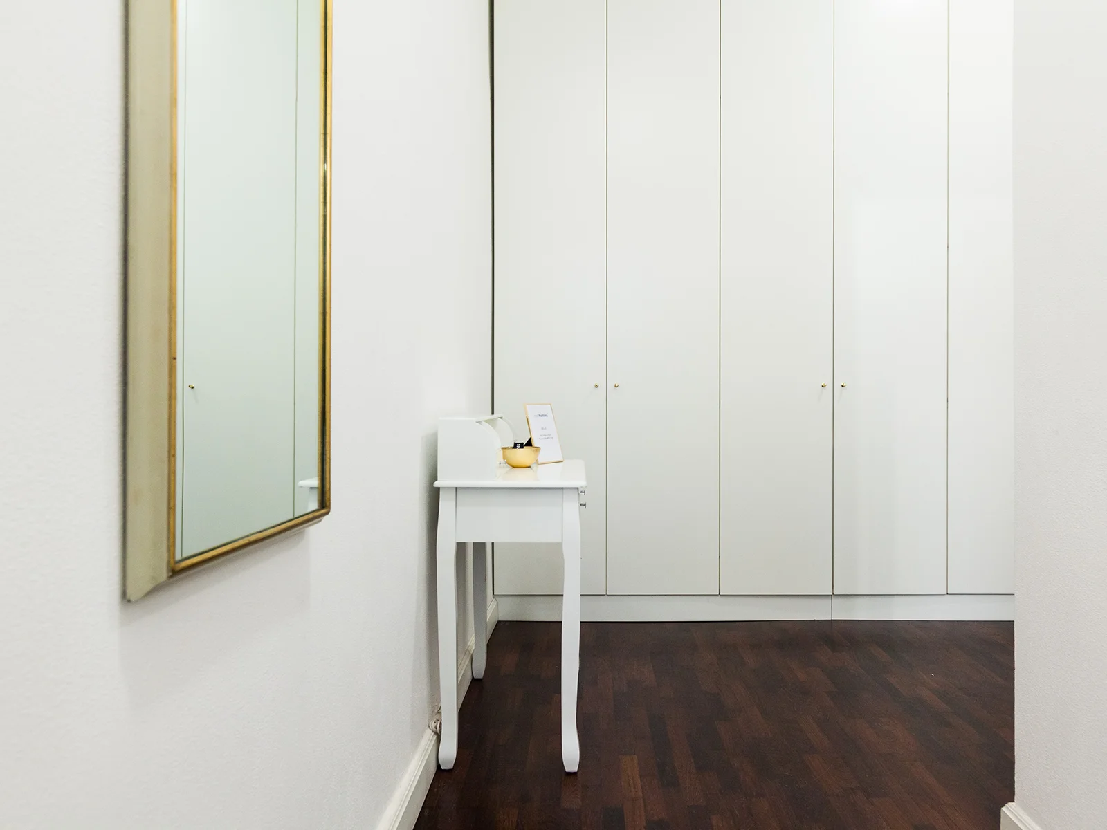 Corridoio luminoso con pavimento parquet appartamento Majno