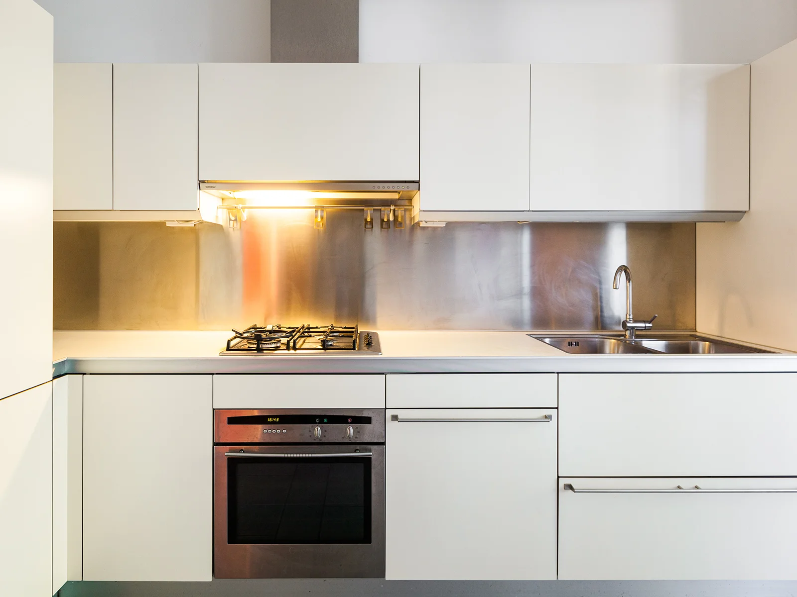 Cucina abitabile attrezzata con parete in legno appartamento