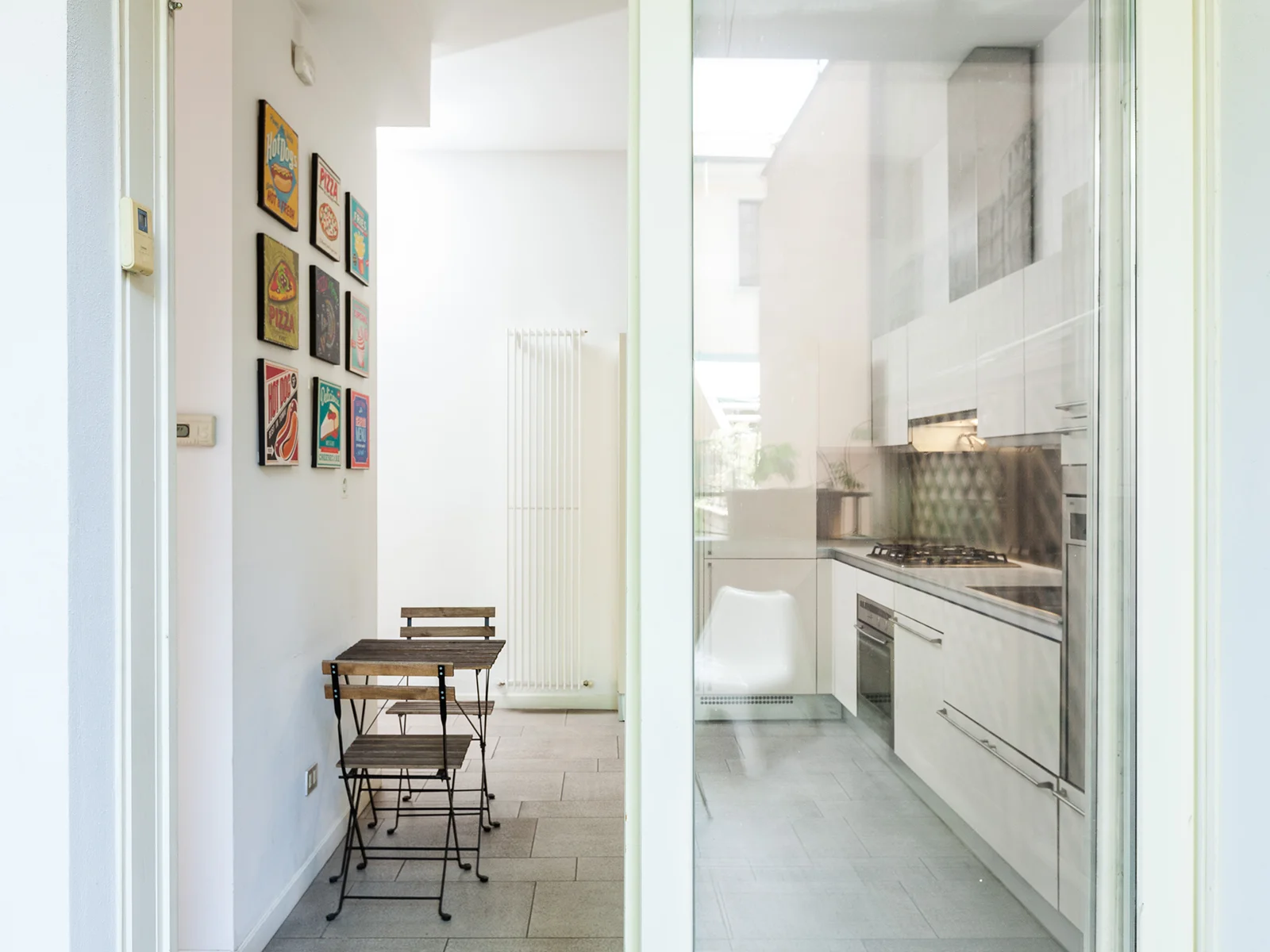 Cucina abitabile attrezzata con parete in legno appartamento