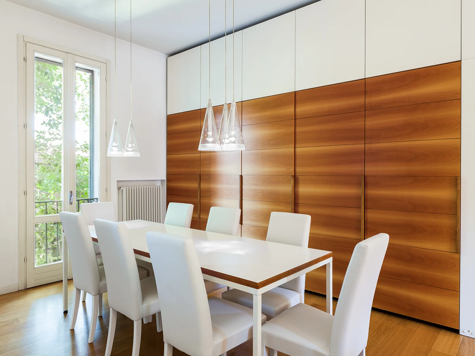 Grande sala da pranzo con tavolo bianco e sedie moderne Piola Bazzini
