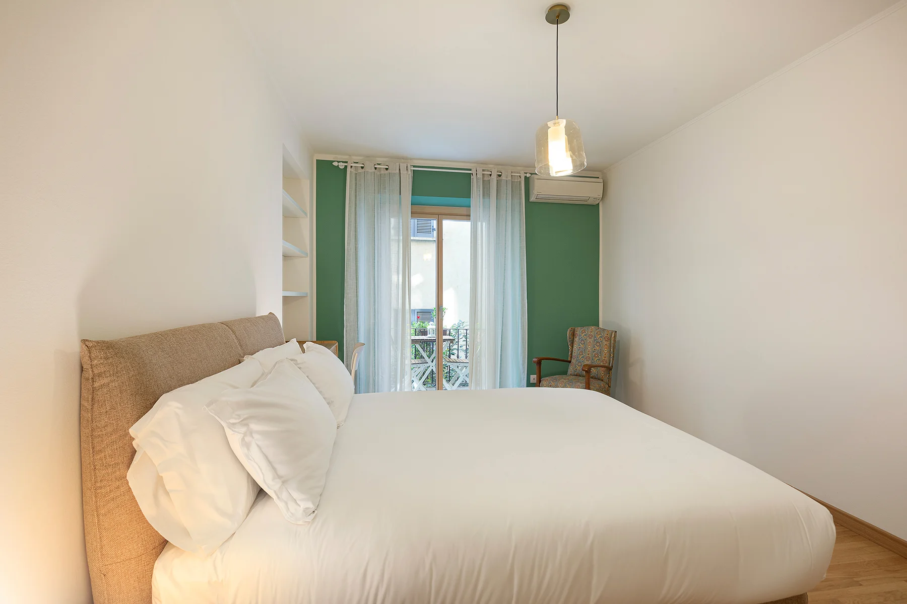 Camera da letto matrimoniale spaziosa con letto king size