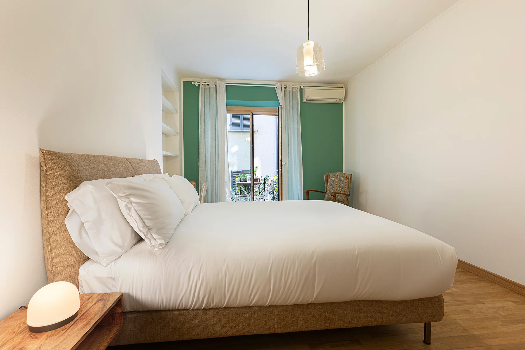 Camera da letto matrimoniale spaziosa con letto king size