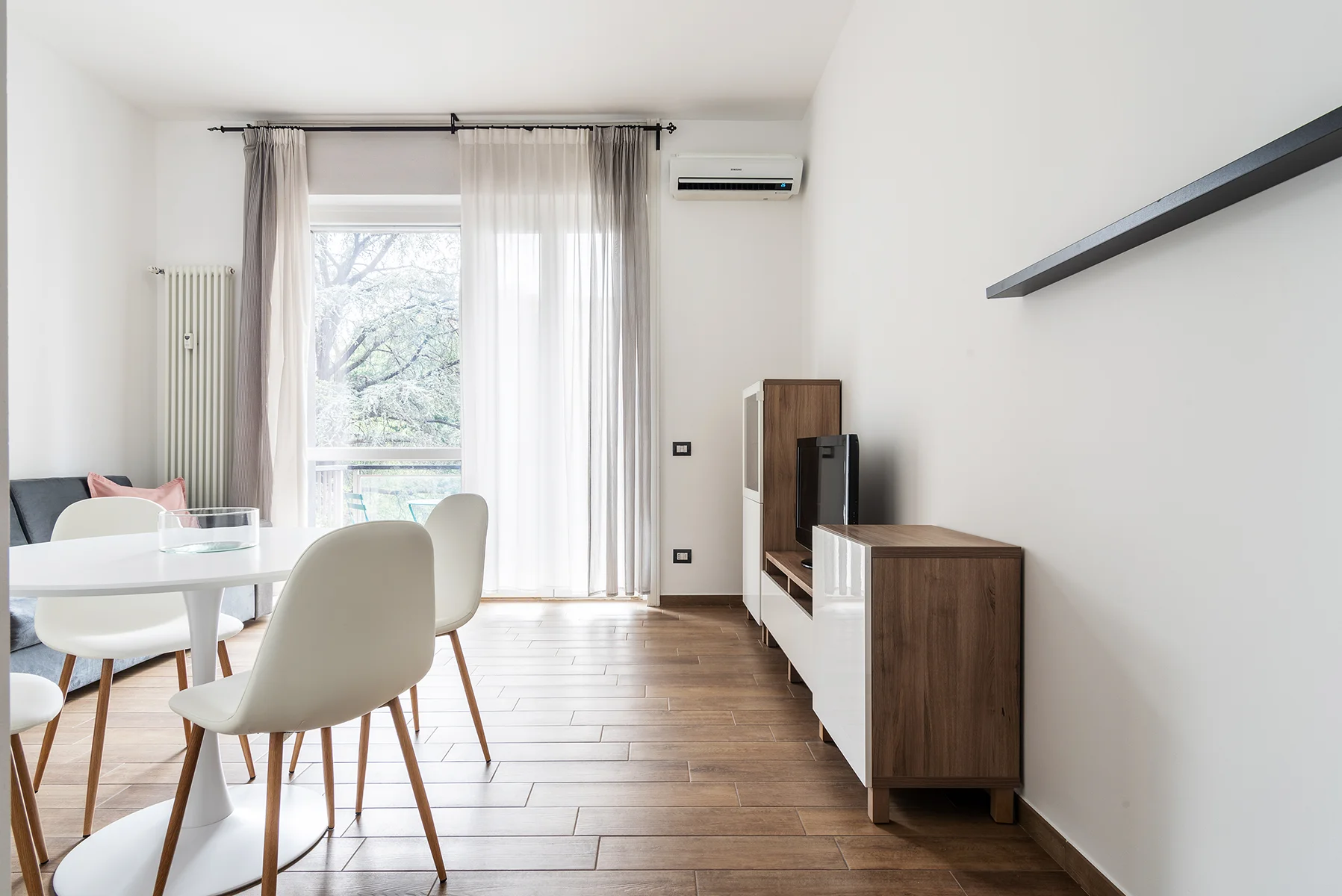 Zona pranzo con tavolo bianco e sedie design