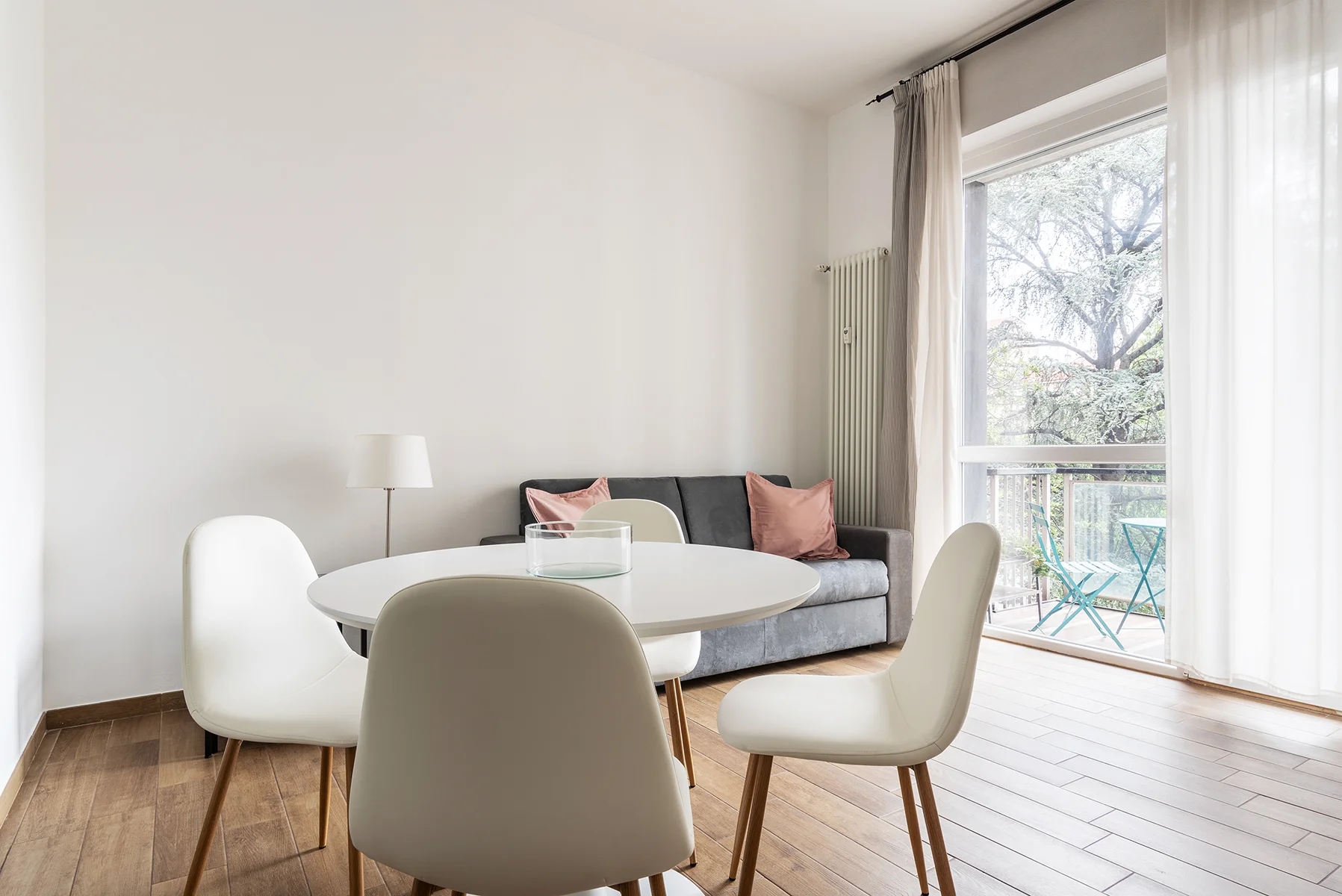 Zona pranzo con tavolo bianco e sedie design
