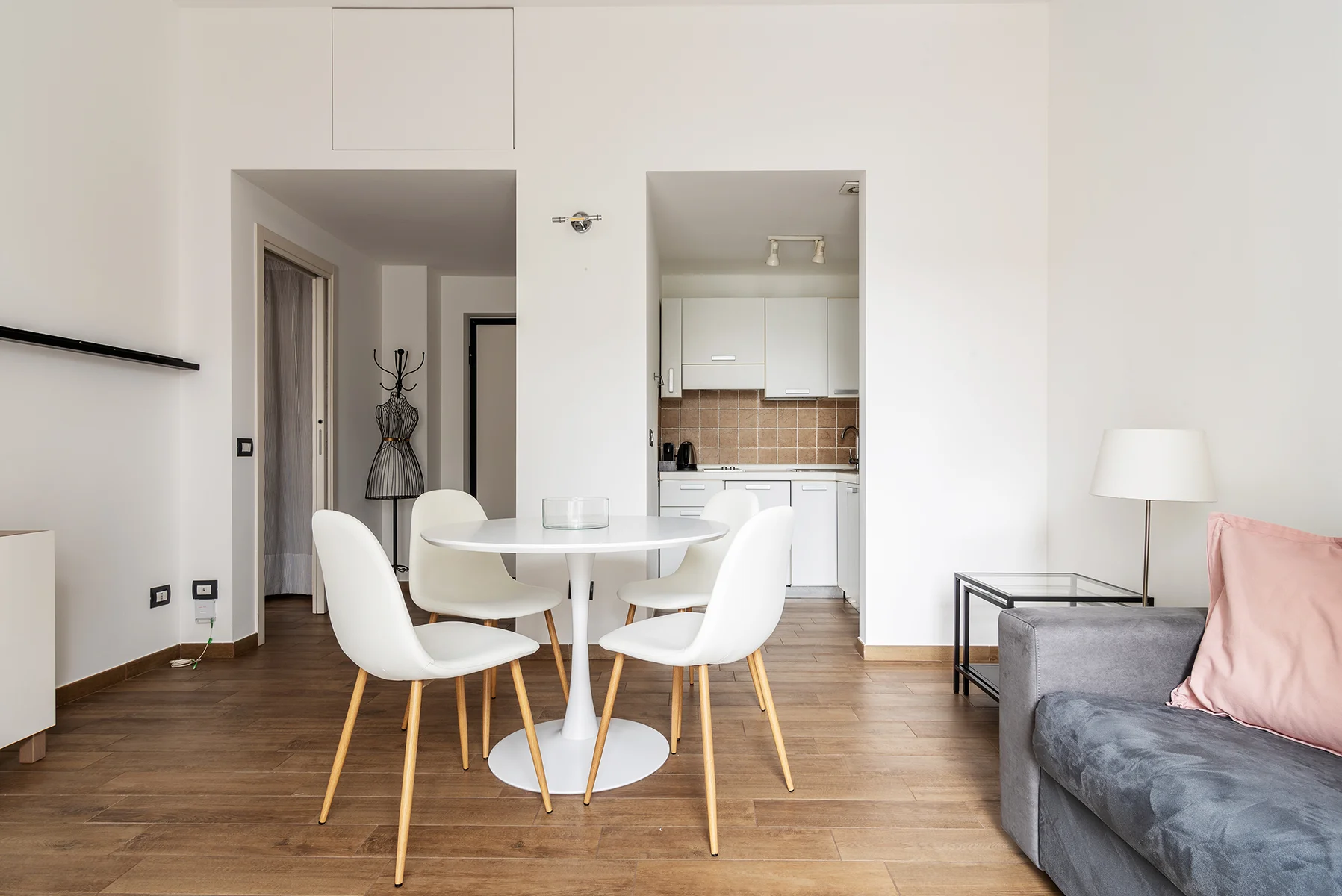 Zona pranzo con tavolo bianco e sedie design