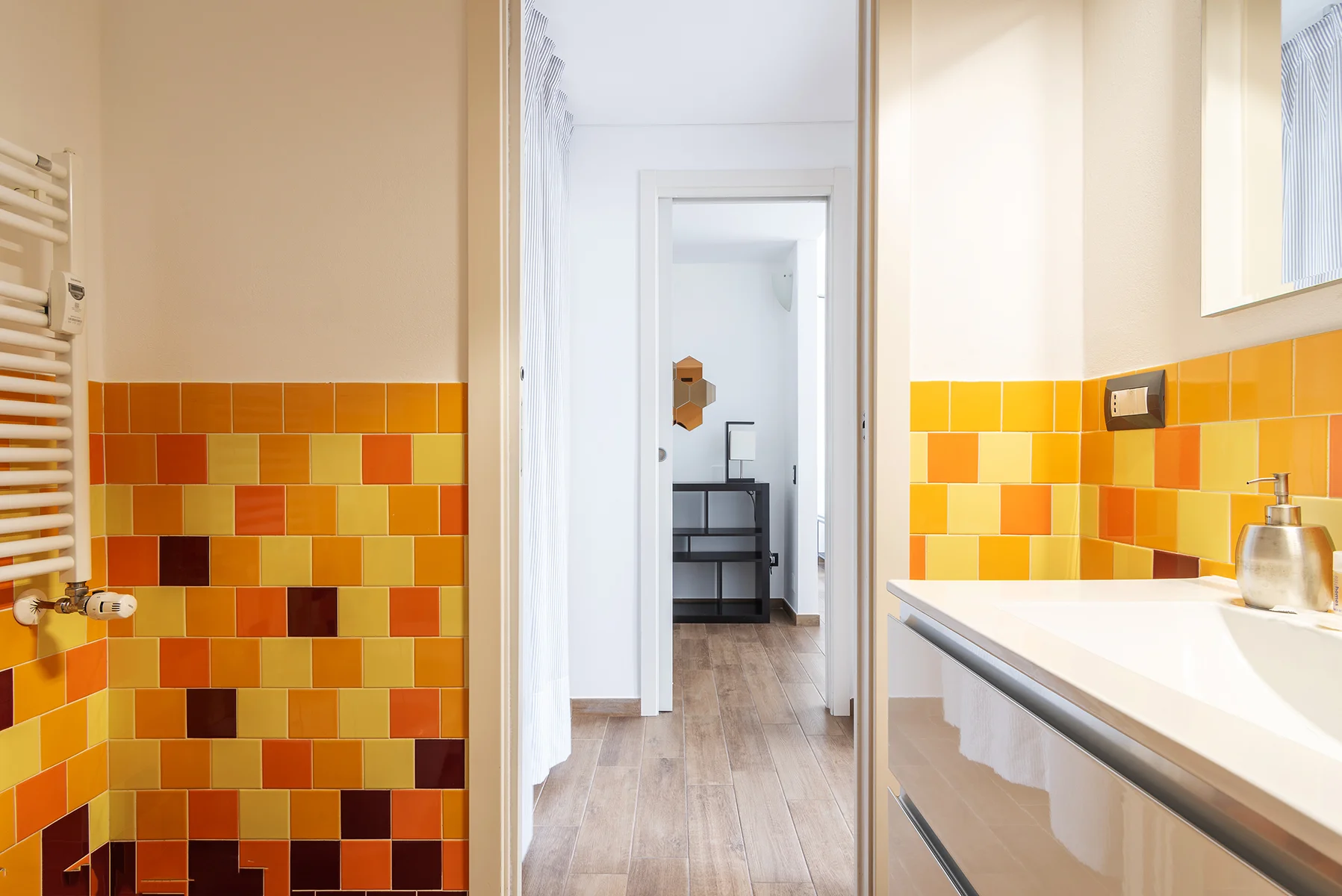 Bagno con piastrelle arancioni e doccia moderna