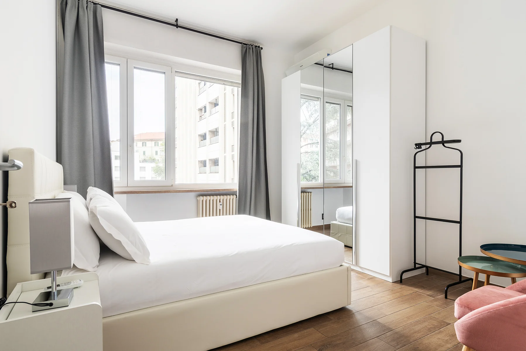 Camera da letto matrimoniale con lenzuola bianche