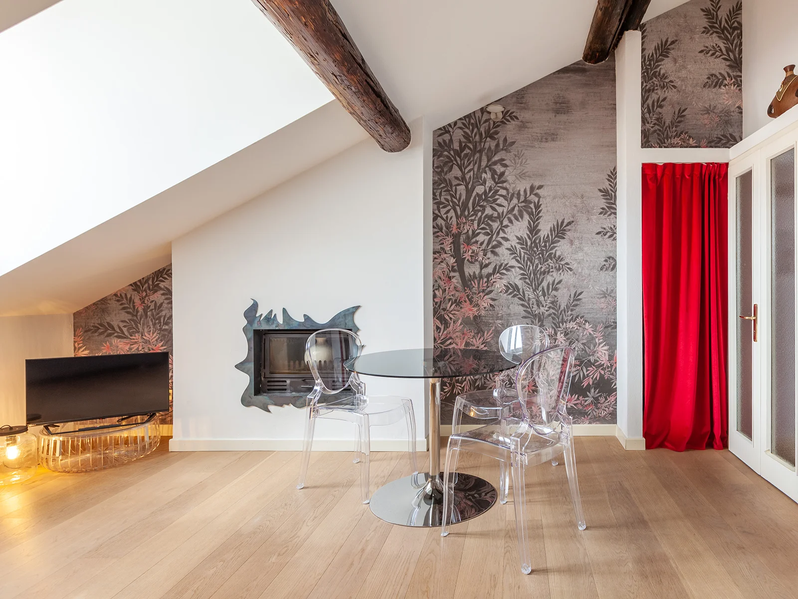 Zona living con divano e televisione a schermo piatto