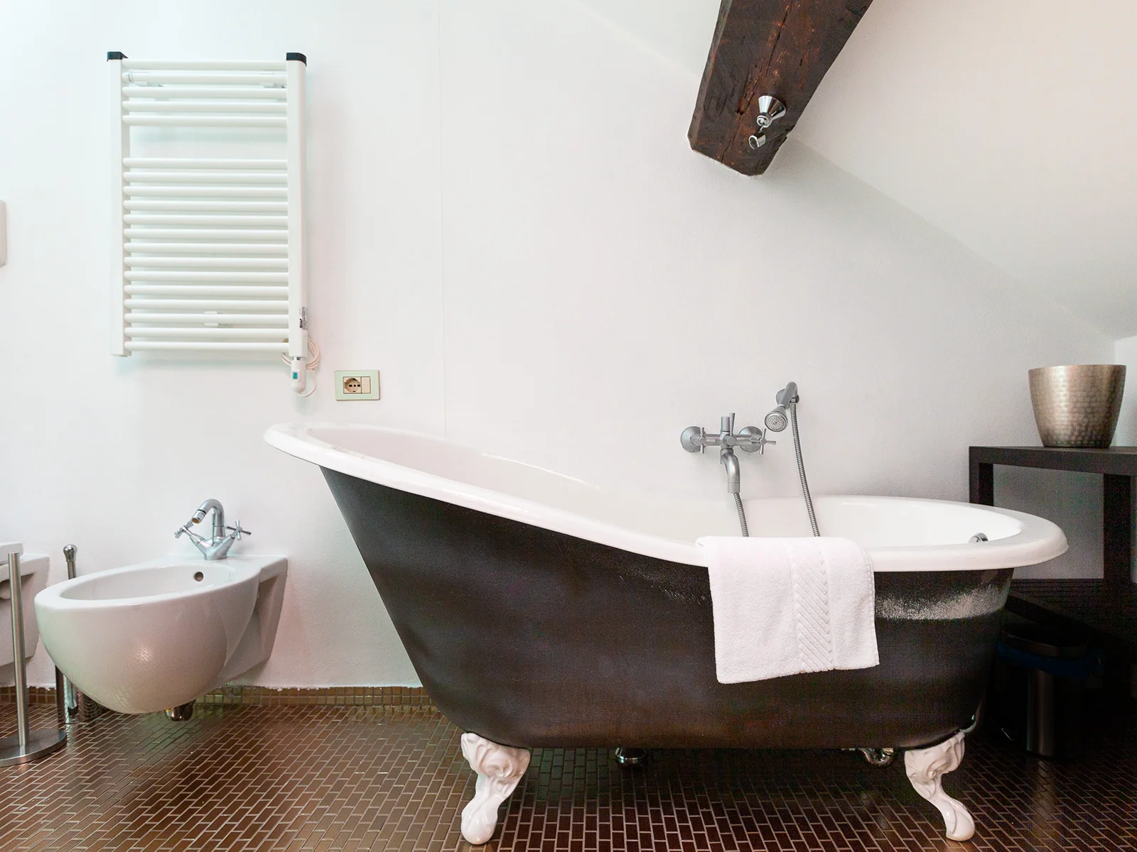 Bagno di lusso con vasca freestanding nera
