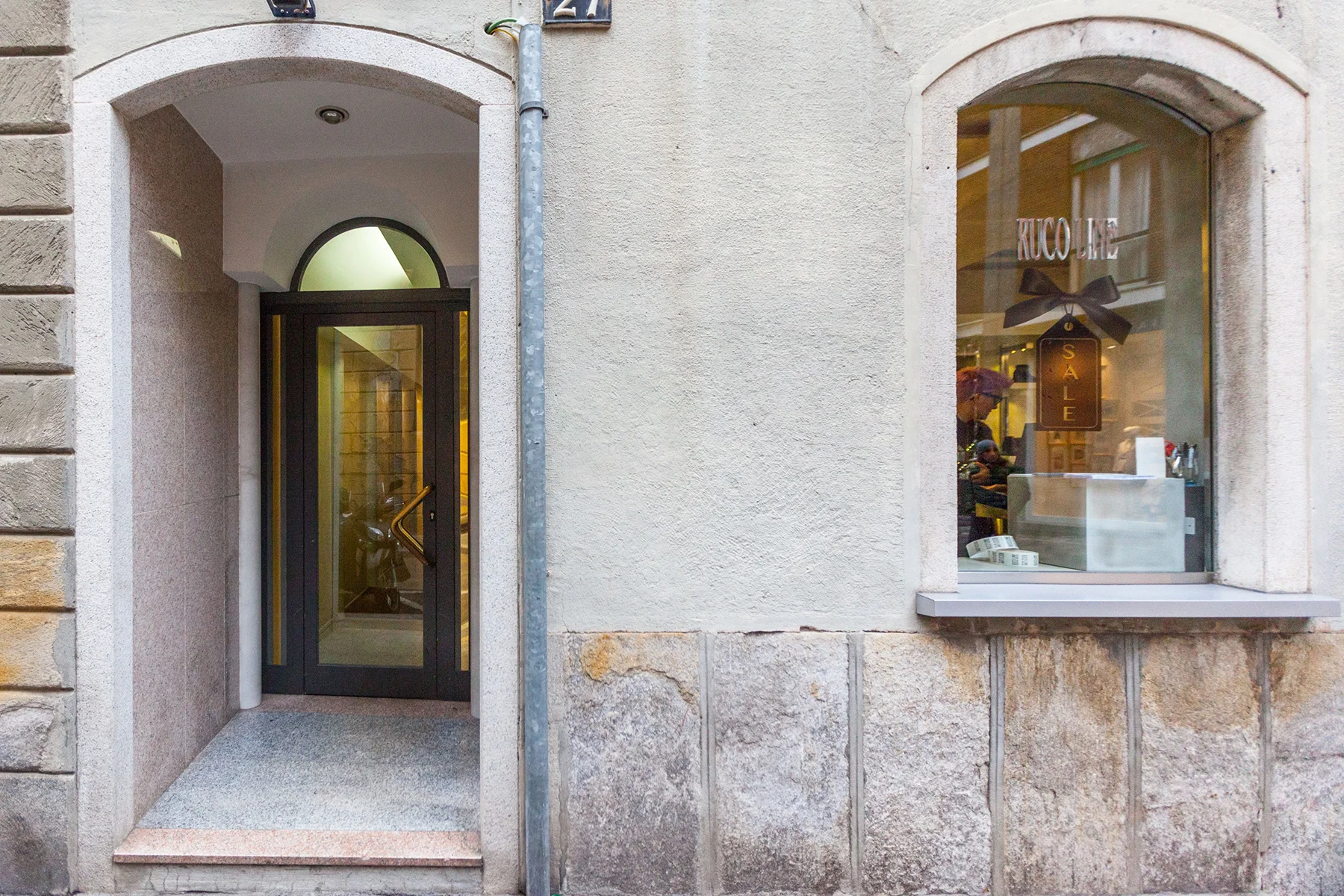 Dettaglio ingresso palazzo storico Via Borgospesso 27 Milano