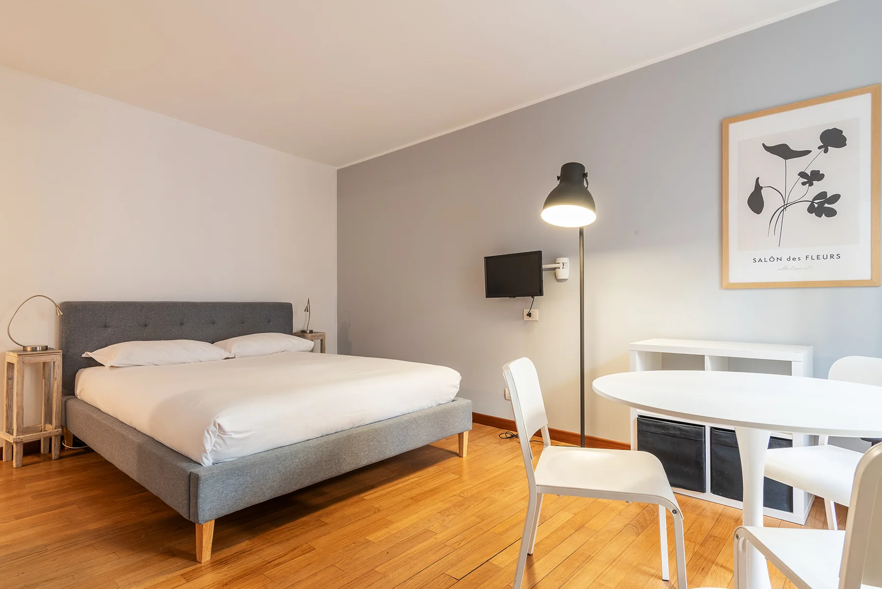 Camera matrimoniale Spiga Suite 1 con testiera grigia e parquet