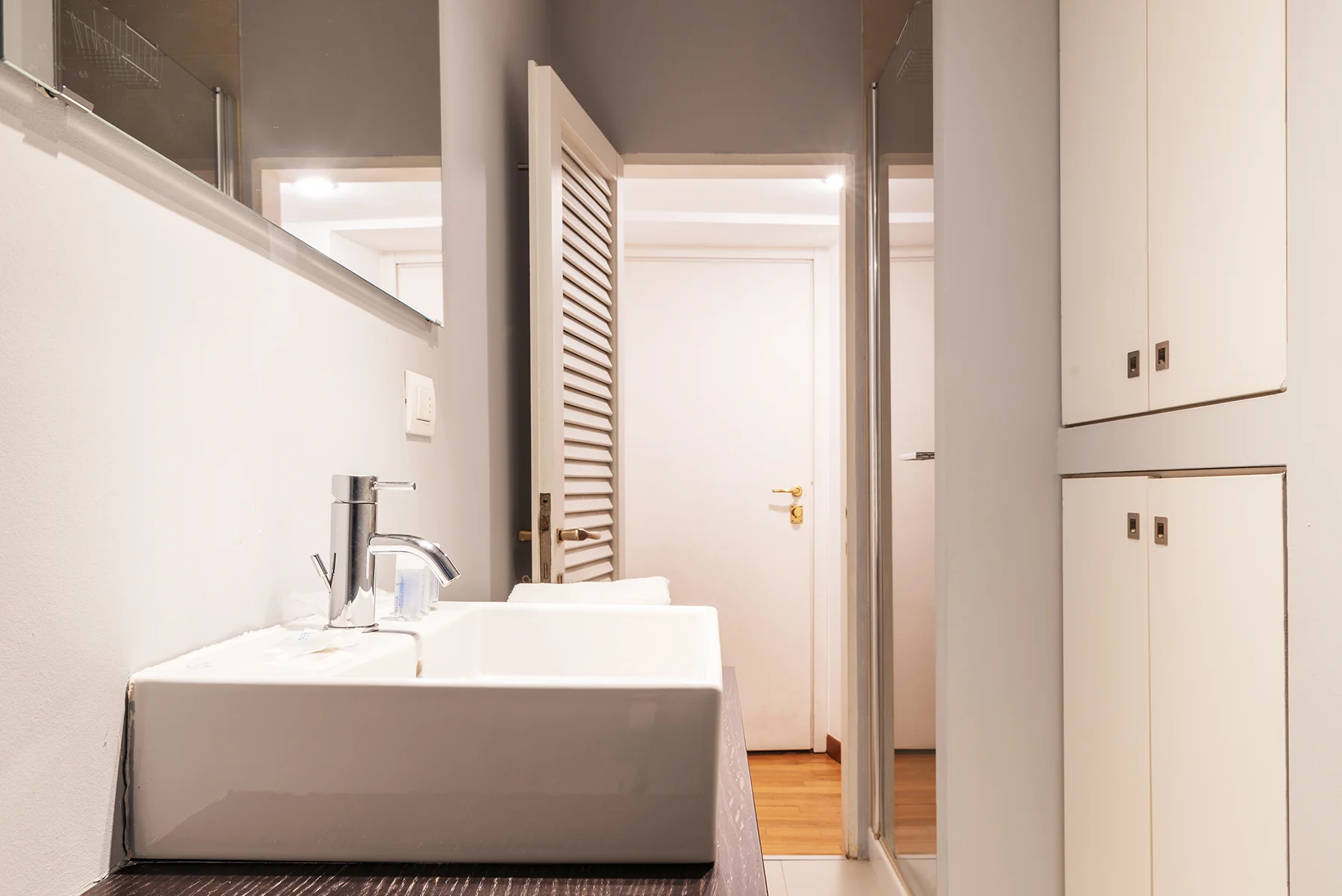 Bagno moderno con lavabo design appartamento Via Borgospesso