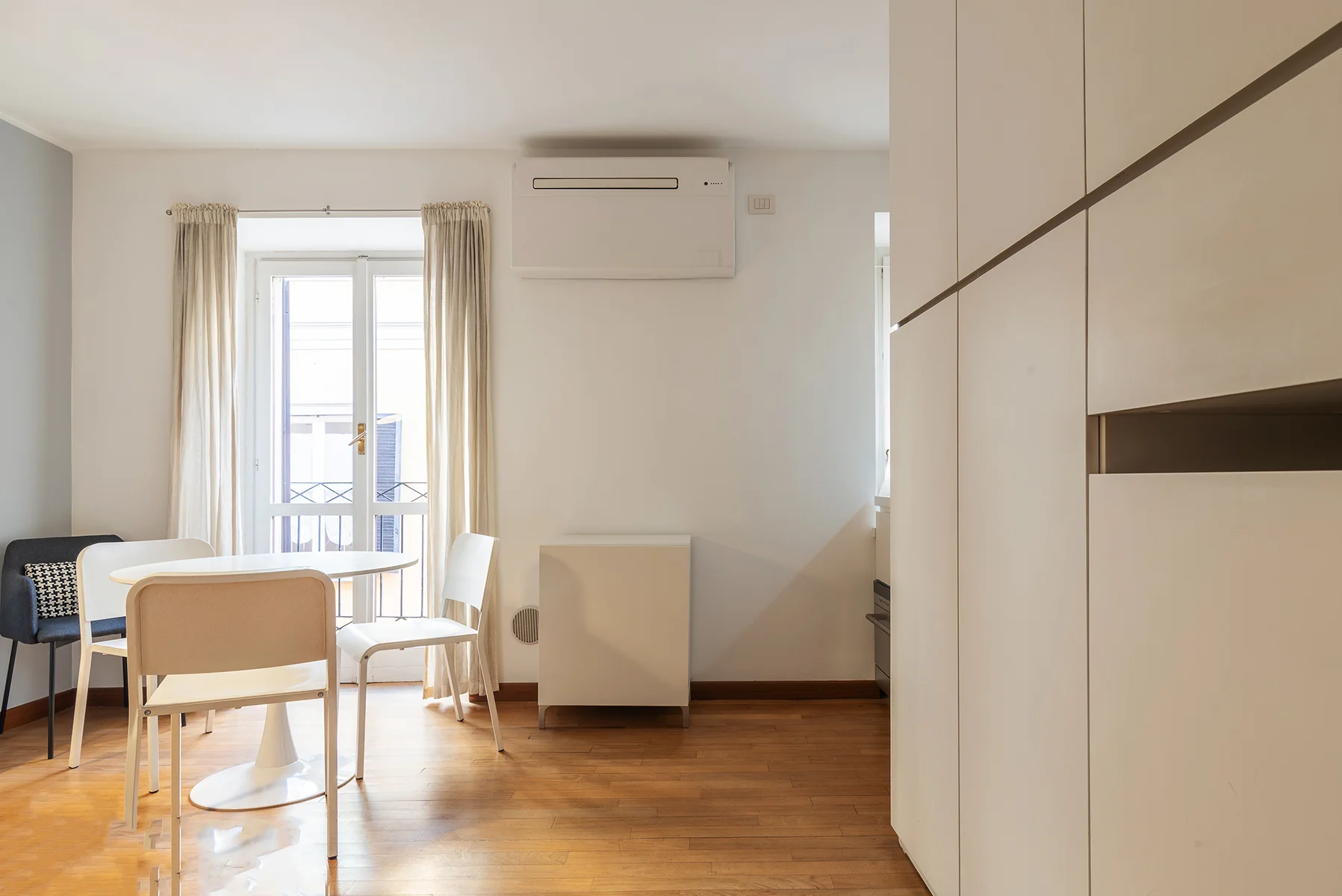 Dettagli arredo minimal monolocale Quadrilatero della Moda