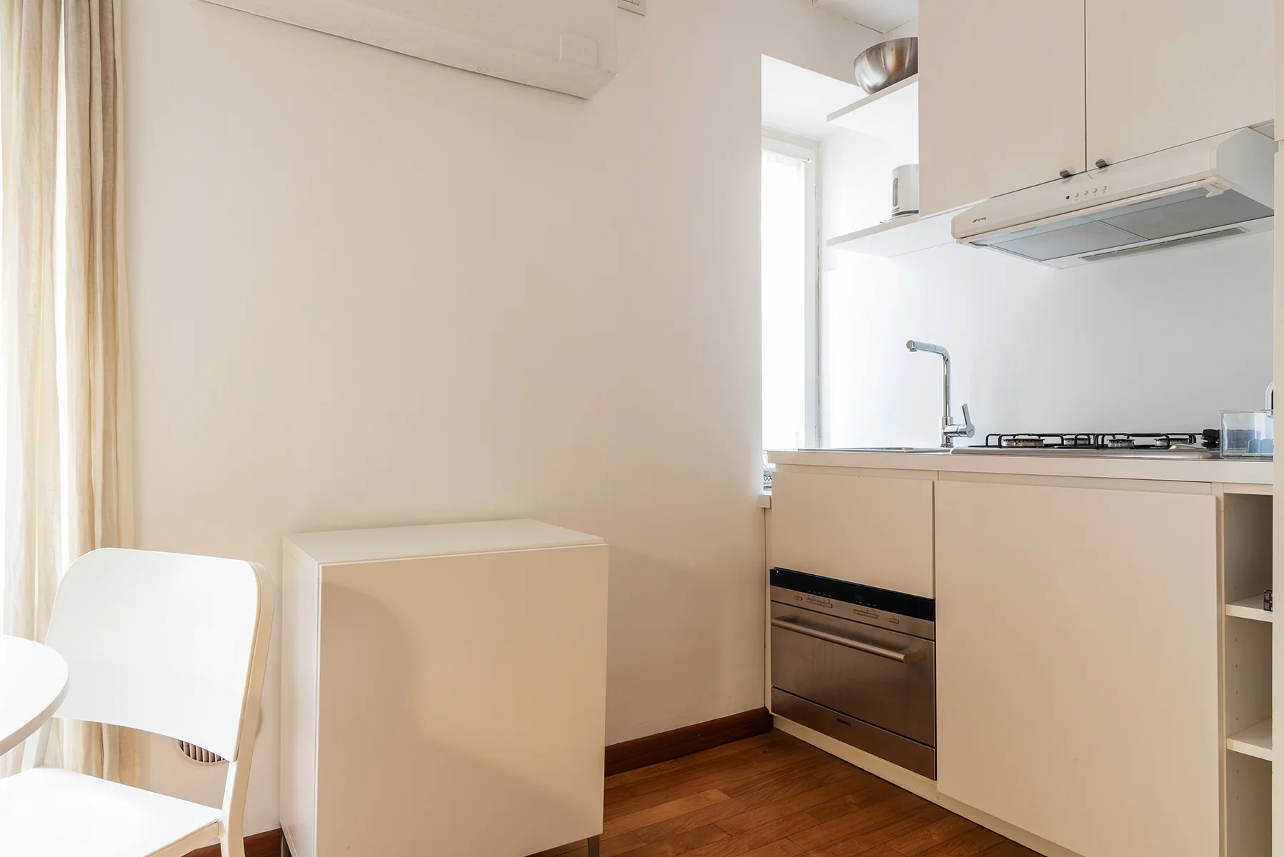 Cucina a vista attrezzata monolocale Milano Quadrilatero Moda